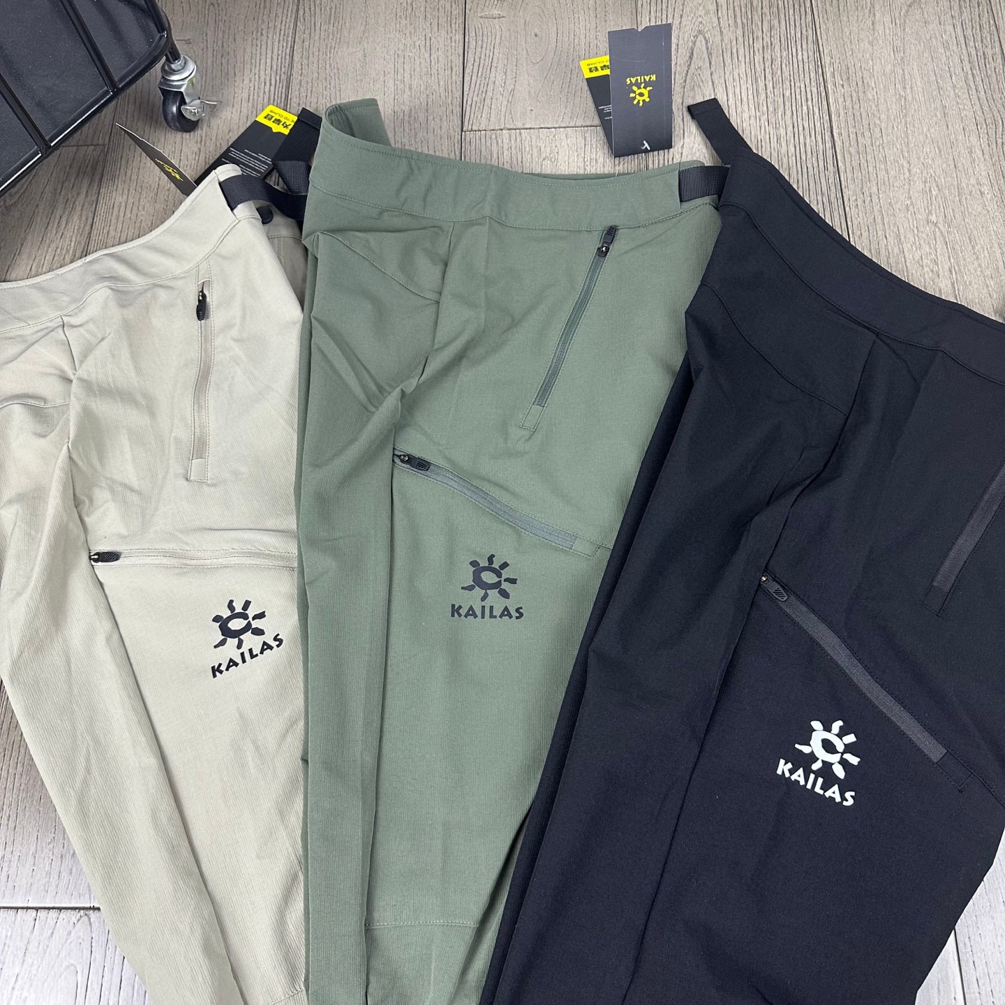 💰120
【KAILAS/凯乐石 25款春秋版户外登山裤!】男女同款!
采用高密度登山布锦纶面料!一穿便知!
非常舒适,具备良好的透气性和运动自由优良的户外登山四面弹 ,耐磨防泼水的功能!简洁的造型非常大气、轻便/高弹力/防泼水/吸湿/排汗!
非常百搭,日常上班 户外运动都可以穿着腰带扣为金属扣腰带精美绝伦、裁剪采用立体三维裁剪使每个部位都更加的合体舒适、膝盖部分做了立体裁剪处理更加适合运动。
颜色:黑色 卡其 军绿
尺码:m-4xl
m l xl xxl 3xl 4xl
裤长:95 97 99 101 103 105
腰围:82 86 90 94 98 102
臀围:100 104 108 112 116 120
(手工测量 误差1-2cm)
