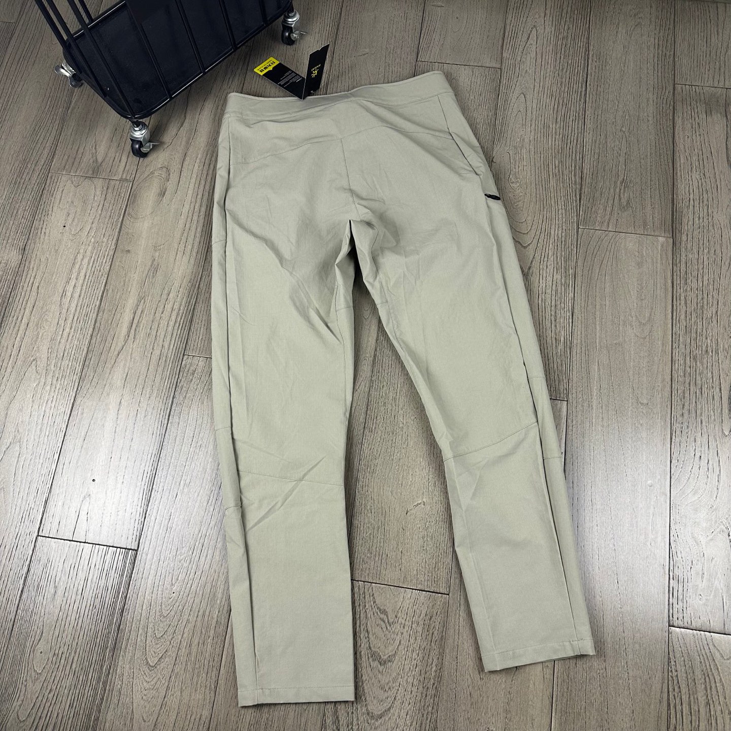 💰120
【KAILAS/凯乐石 25款春秋版户外登山裤!】男女同款!
采用高密度登山布锦纶面料!一穿便知!
非常舒适,具备良好的透气性和运动自由优良的户外登山四面弹 ,耐磨防泼水的功能!简洁的造型非常大气、轻便/高弹力/防泼水/吸湿/排汗!
非常百搭,日常上班 户外运动都可以穿着腰带扣为金属扣腰带精美绝伦、裁剪采用立体三维裁剪使每个部位都更加的合体舒适、膝盖部分做了立体裁剪处理更加适合运动。
颜色:黑色 卡其 军绿
尺码:m-4xl
m l xl xxl 3xl 4xl
裤长:95 97 99 101 103 105
腰围:82 86 90 94 98 102
臀围:100 104 108 112 116 120
(手工测量 误差1-2cm)