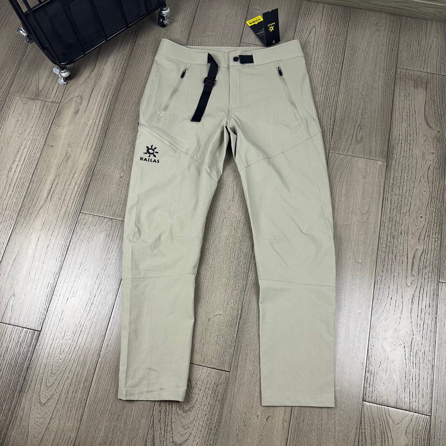 💰120
【KAILAS/凯乐石 25款春秋版户外登山裤!】男女同款!
采用高密度登山布锦纶面料!一穿便知!
非常舒适,具备良好的透气性和运动自由优良的户外登山四面弹 ,耐磨防泼水的功能!简洁的造型非常大气、轻便/高弹力/防泼水/吸湿/排汗!
非常百搭,日常上班 户外运动都可以穿着腰带扣为金属扣腰带精美绝伦、裁剪采用立体三维裁剪使每个部位都更加的合体舒适、膝盖部分做了立体裁剪处理更加适合运动。
颜色:黑色 卡其 军绿
尺码:m-4xl
m l xl xxl 3xl 4xl
裤长:95 97 99 101 103 105
腰围:82 86 90 94 98 102
臀围:100 104 108 112 116 120
(手工测量 误差1-2cm)