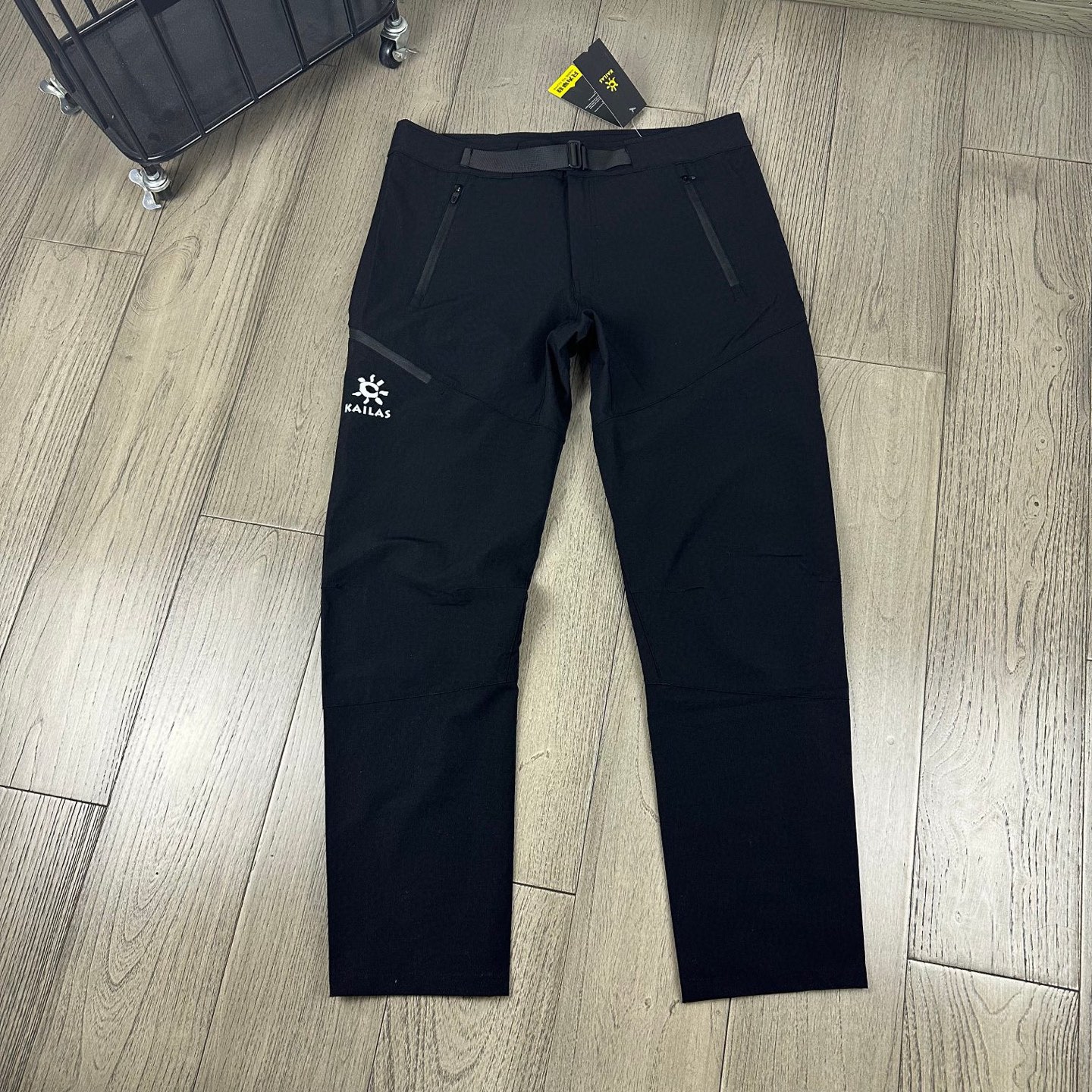 💰120
【KAILAS/凯乐石 25款春秋版户外登山裤!】男女同款!
采用高密度登山布锦纶面料!一穿便知!
非常舒适,具备良好的透气性和运动自由优良的户外登山四面弹 ,耐磨防泼水的功能!简洁的造型非常大气、轻便/高弹力/防泼水/吸湿/排汗!
非常百搭,日常上班 户外运动都可以穿着腰带扣为金属扣腰带精美绝伦、裁剪采用立体三维裁剪使每个部位都更加的合体舒适、膝盖部分做了立体裁剪处理更加适合运动。
颜色:黑色 卡其 军绿
尺码:m-4xl
m l xl xxl 3xl 4xl
裤长:95 97 99 101 103 105
腰围:82 86 90 94 98 102
臀围:100 104 108 112 116 120
(手工测量 误差1-2cm)
