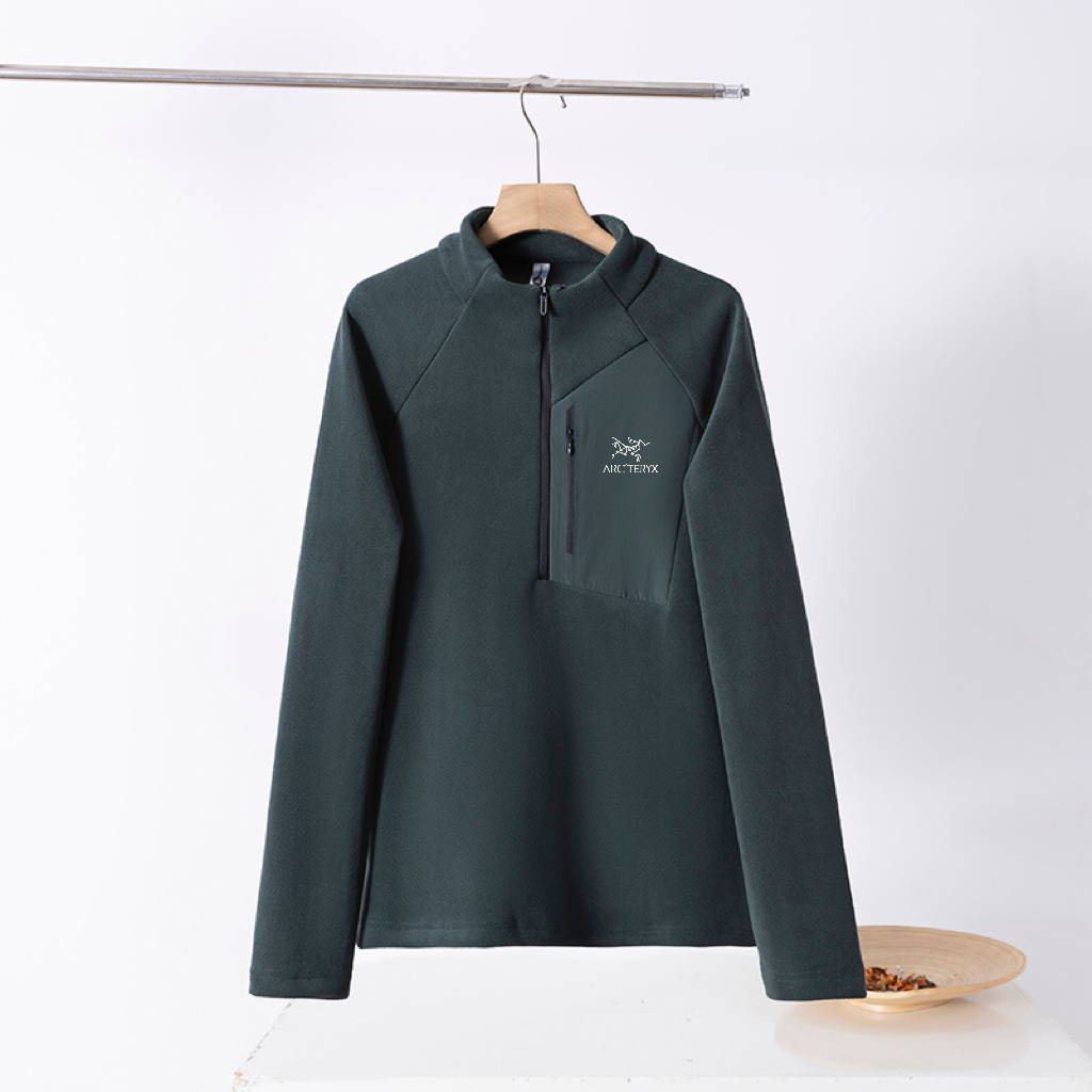 🛒购物价： 💰175ARC'TERYX/始祖鸟户外男士立领抓绒衣
保暖抓绒衣给生活多一点时尚找到自己style
可外穿，可内搭，搭配冲锋衣外套加厚保暖温暖加倍，御寒保暖 无惧寒冬，加绒保暖内里抵御严寒入侵抗寒!	保暖选择	无懈可击 加绒加厚	瞬间锁住热量温感舒适双层蓄热保暖绒里，时尚立领设计防风舒适，时尚有型个性胸袋时尚胸袋设计方便储物实用美观，实用插袋设计方便储物放置丢失，防风袖口微弹袖口设计贴合手腕防风保暖，适合跑步、健身、居家休闲、户外运动、聚会等众多场合！！！
颜色：黑色&nbsp; 灰色&nbsp; 藏青 绿色
尺码：见图九







