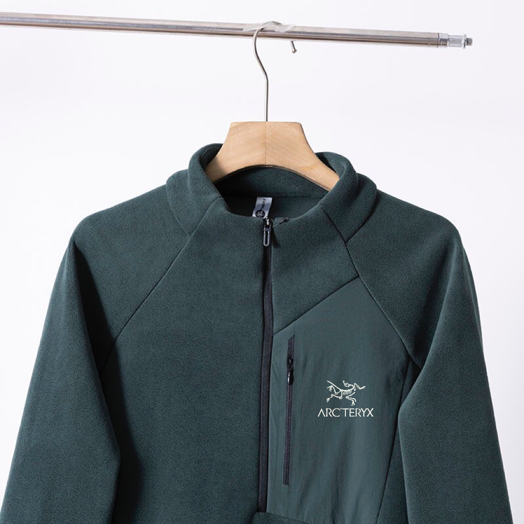 🛒购物价： 💰175ARC'TERYX/始祖鸟户外男士立领抓绒衣
保暖抓绒衣给生活多一点时尚找到自己style
可外穿，可内搭，搭配冲锋衣外套加厚保暖温暖加倍，御寒保暖 无惧寒冬，加绒保暖内里抵御严寒入侵抗寒!	保暖选择	无懈可击 加绒加厚	瞬间锁住热量温感舒适双层蓄热保暖绒里，时尚立领设计防风舒适，时尚有型个性胸袋时尚胸袋设计方便储物实用美观，实用插袋设计方便储物放置丢失，防风袖口微弹袖口设计贴合手腕防风保暖，适合跑步、健身、居家休闲、户外运动、聚会等众多场合！！！
颜色：黑色&nbsp; 灰色&nbsp; 藏青 绿色
尺码：见图九







