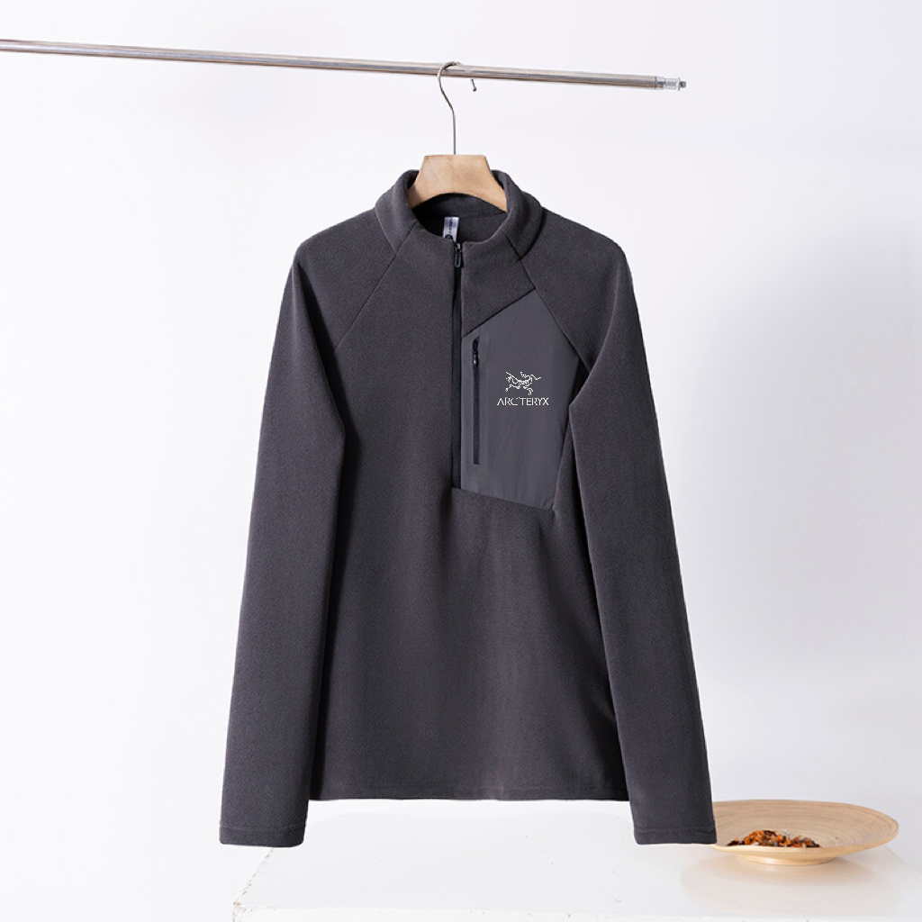 🛒购物价： 💰175ARC'TERYX/始祖鸟户外男士立领抓绒衣
保暖抓绒衣给生活多一点时尚找到自己style
可外穿，可内搭，搭配冲锋衣外套加厚保暖温暖加倍，御寒保暖 无惧寒冬，加绒保暖内里抵御严寒入侵抗寒!	保暖选择	无懈可击 加绒加厚	瞬间锁住热量温感舒适双层蓄热保暖绒里，时尚立领设计防风舒适，时尚有型个性胸袋时尚胸袋设计方便储物实用美观，实用插袋设计方便储物放置丢失，防风袖口微弹袖口设计贴合手腕防风保暖，适合跑步、健身、居家休闲、户外运动、聚会等众多场合！！！
颜色：黑色&nbsp; 灰色&nbsp; 藏青 绿色
尺码：见图九







