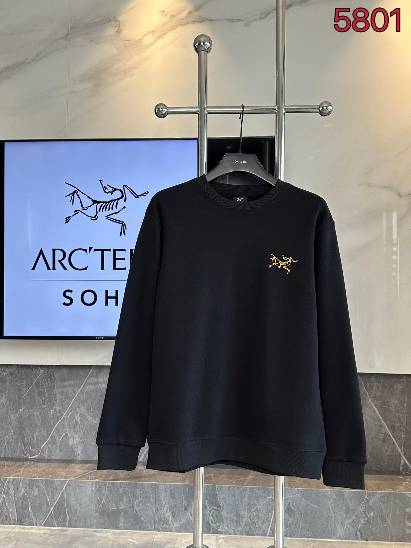 【售后到明年 放心推🎁降价福利🎁 供 85💰 加绒】官网同款冬季新款圆领套头加绒加厚保暖卫衣，小红书热们爆款！
ARC'TERYX始祖鸟经典基础款系列硅胶LOGO加绒加厚保暖圆领卫衣男女同款面料亲肤！冬季必备一款单调卫衣！

细节版本1:1复刻 重磅专柜最新款！走一波！绝对私房牛货！480G高克重加绒材质，厚重感十足！！原版定位刺锈细节，os版型超正！宽松舒适！情侣款百搭首选！

面料: 奥粒绒卫衣
款号：5805
克重:480
颜色:黑色.蓝色.灰色
码数：见图九