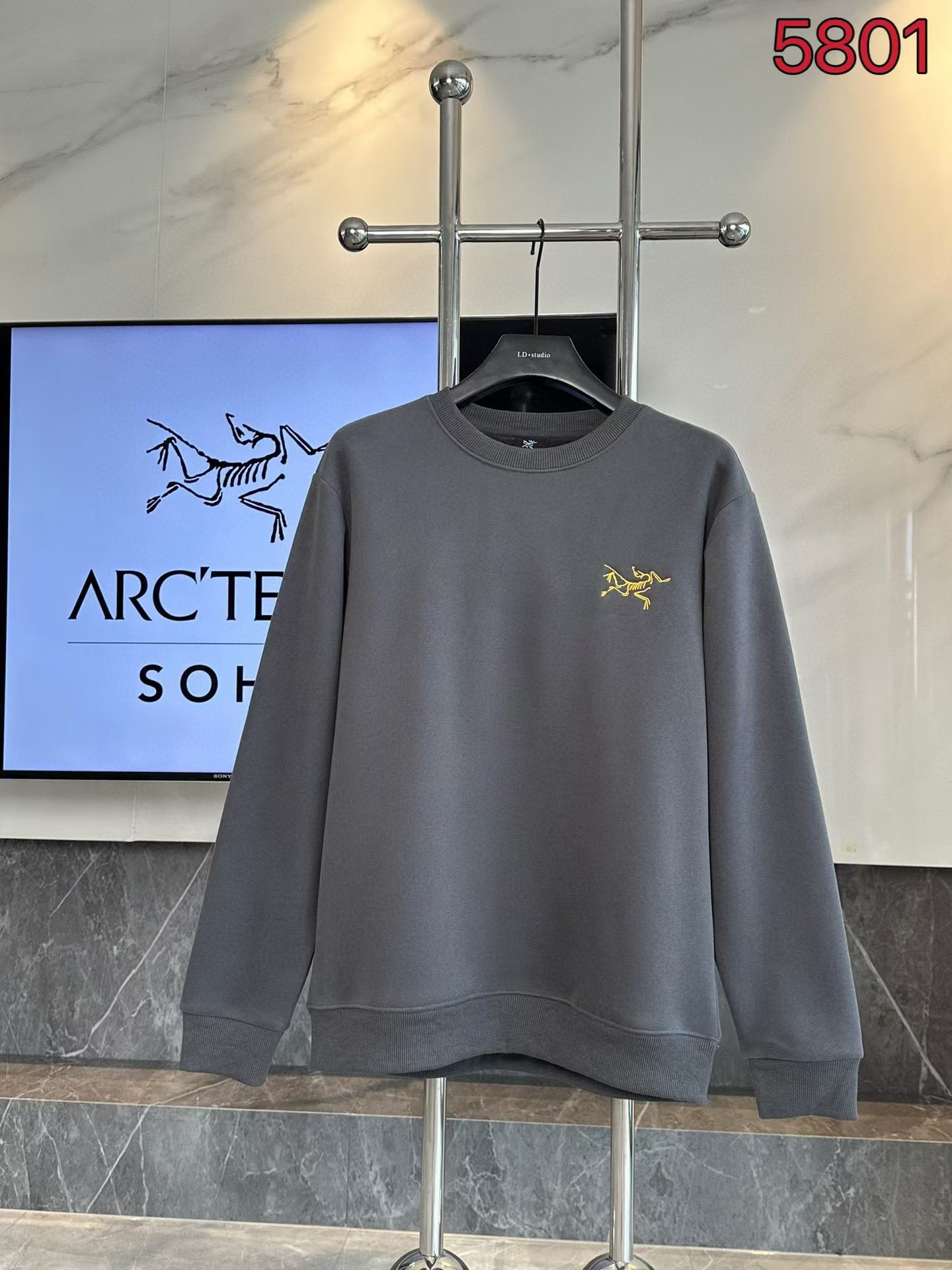 【售后到明年 放心推🎁降价福利🎁 供 85💰 加绒】官网同款冬季新款圆领套头加绒加厚保暖卫衣，小红书热们爆款！
ARC'TERYX始祖鸟经典基础款系列硅胶LOGO加绒加厚保暖圆领卫衣男女同款面料亲肤！冬季必备一款单调卫衣！

细节版本1:1复刻 重磅专柜最新款！走一波！绝对私房牛货！480G高克重加绒材质，厚重感十足！！原版定位刺锈细节，os版型超正！宽松舒适！情侣款百搭首选！

面料: 奥粒绒卫衣
款号：5805
克重:480
颜色:黑色.蓝色.灰色
码数：见图九