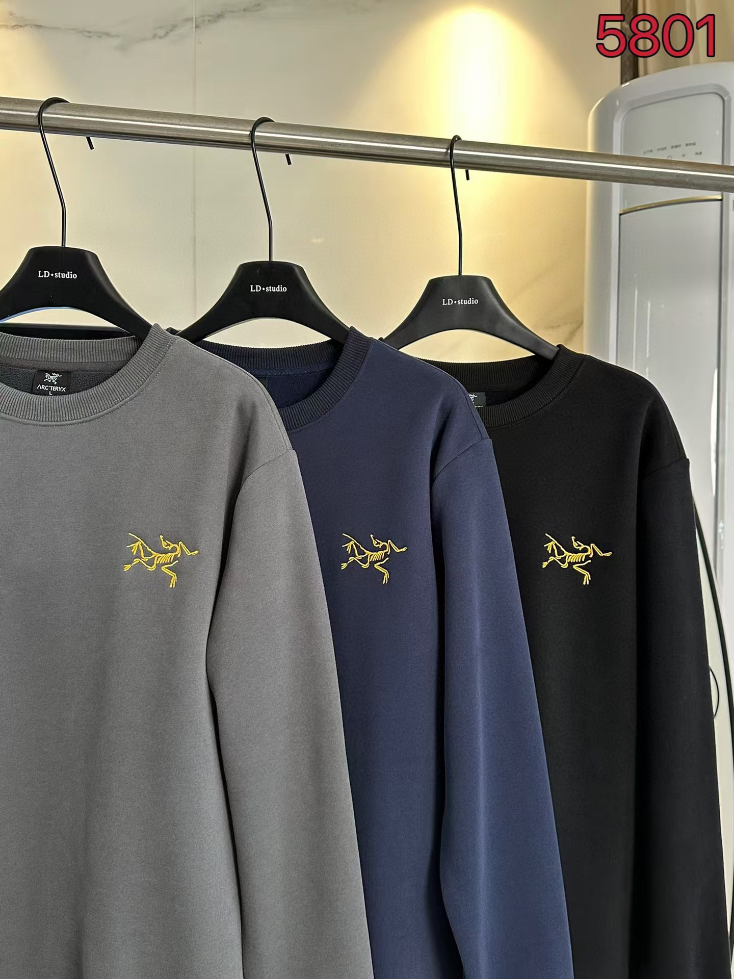 【售后到明年 放心推🎁降价福利🎁 供 85💰 加绒】官网同款冬季新款圆领套头加绒加厚保暖卫衣，小红书热们爆款！
ARC'TERYX始祖鸟经典基础款系列硅胶LOGO加绒加厚保暖圆领卫衣男女同款面料亲肤！冬季必备一款单调卫衣！

细节版本1:1复刻 重磅专柜最新款！走一波！绝对私房牛货！480G高克重加绒材质，厚重感十足！！原版定位刺锈细节，os版型超正！宽松舒适！情侣款百搭首选！

面料: 奥粒绒卫衣
款号：5805
克重:480
颜色:黑色.蓝色.灰色
码数：见图九