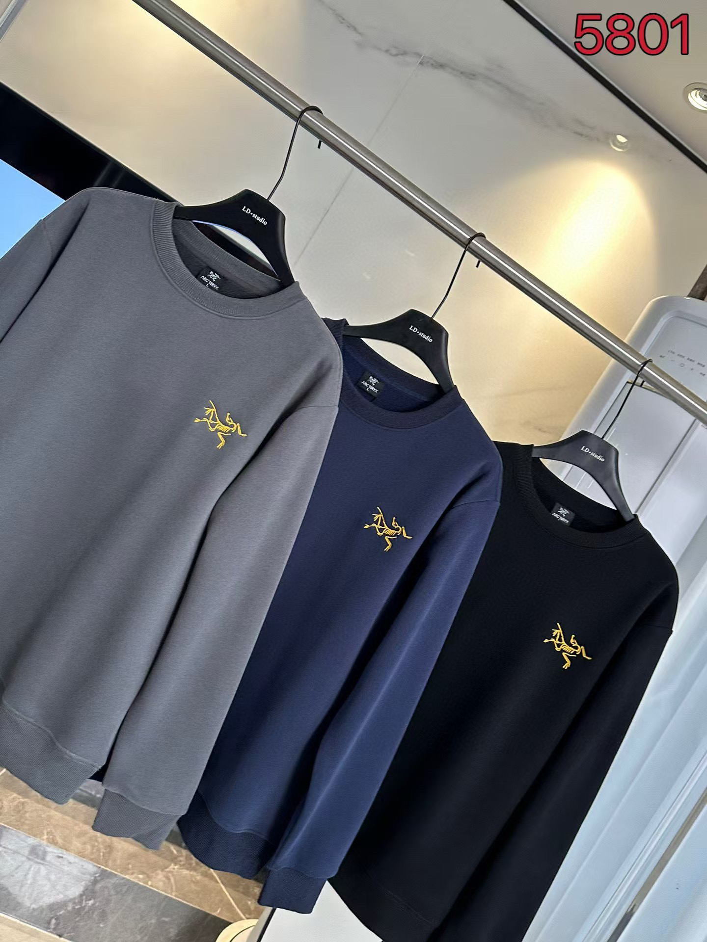 【售后到明年 放心推🎁降价福利🎁 供 85💰 加绒】官网同款冬季新款圆领套头加绒加厚保暖卫衣，小红书热们爆款！
ARC'TERYX始祖鸟经典基础款系列硅胶LOGO加绒加厚保暖圆领卫衣男女同款面料亲肤！冬季必备一款单调卫衣！

细节版本1:1复刻 重磅专柜最新款！走一波！绝对私房牛货！480G高克重加绒材质，厚重感十足！！原版定位刺锈细节，os版型超正！宽松舒适！情侣款百搭首选！

面料: 奥粒绒卫衣
款号：5805
克重:480
颜色:黑色.蓝色.灰色
码数：见图九