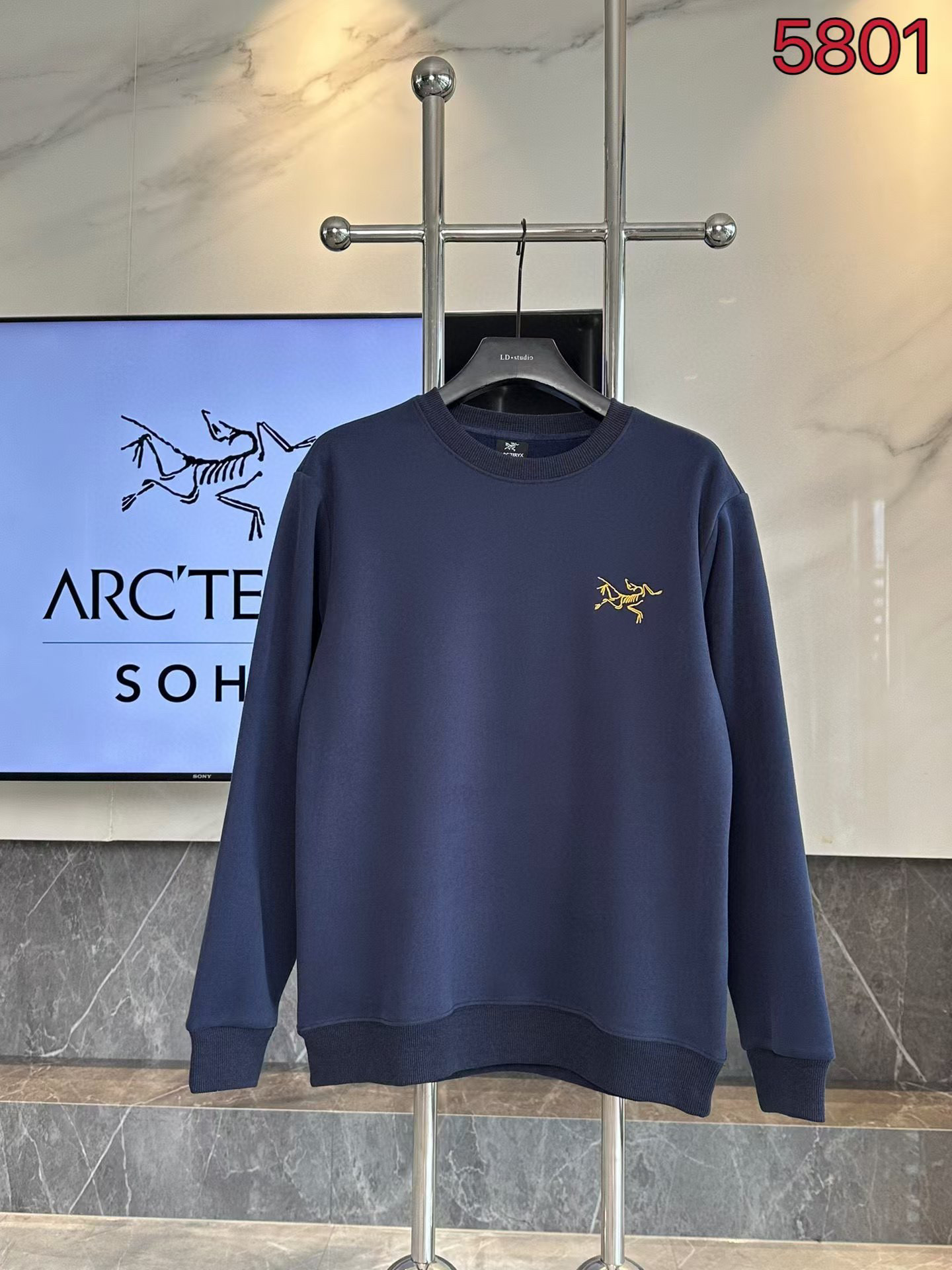 【售后到明年 放心推🎁降价福利🎁 供 85💰 加绒】官网同款冬季新款圆领套头加绒加厚保暖卫衣，小红书热们爆款！
ARC'TERYX始祖鸟经典基础款系列硅胶LOGO加绒加厚保暖圆领卫衣男女同款面料亲肤！冬季必备一款单调卫衣！

细节版本1:1复刻 重磅专柜最新款！走一波！绝对私房牛货！480G高克重加绒材质，厚重感十足！！原版定位刺锈细节，os版型超正！宽松舒适！情侣款百搭首选！

面料: 奥粒绒卫衣
款号：5805
克重:480
颜色:黑色.蓝色.灰色
码数：见图九