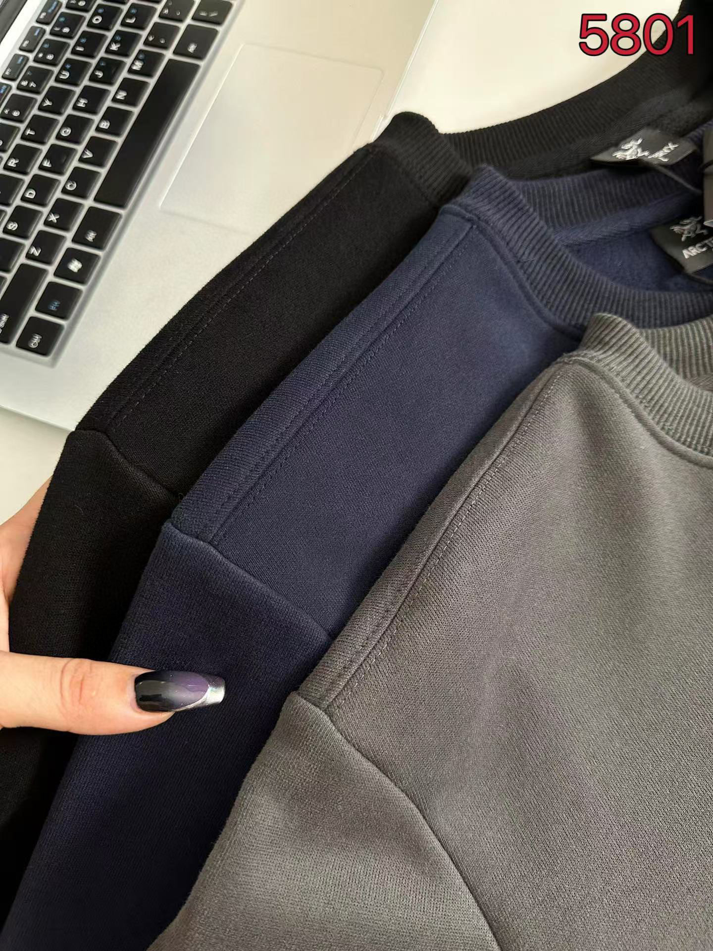 【售后到明年 放心推🎁降价福利🎁 供 85💰 加绒】官网同款冬季新款圆领套头加绒加厚保暖卫衣，小红书热们爆款！
ARC'TERYX始祖鸟经典基础款系列硅胶LOGO加绒加厚保暖圆领卫衣男女同款面料亲肤！冬季必备一款单调卫衣！

细节版本1:1复刻 重磅专柜最新款！走一波！绝对私房牛货！480G高克重加绒材质，厚重感十足！！原版定位刺锈细节，os版型超正！宽松舒适！情侣款百搭首选！

面料: 奥粒绒卫衣
款号：5805
克重:480
颜色:黑色.蓝色.灰色
码数：见图九