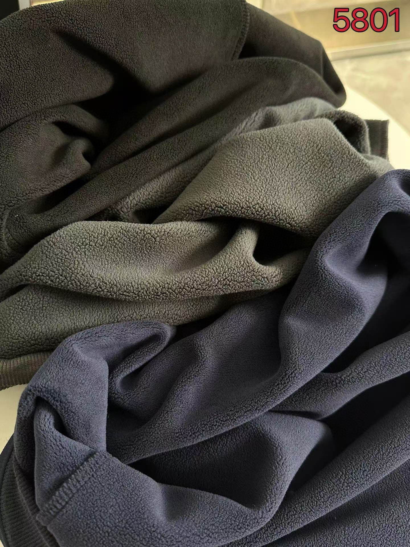 【售后到明年 放心推🎁降价福利🎁 供 85💰 加绒】官网同款冬季新款圆领套头加绒加厚保暖卫衣，小红书热们爆款！
ARC'TERYX始祖鸟经典基础款系列硅胶LOGO加绒加厚保暖圆领卫衣男女同款面料亲肤！冬季必备一款单调卫衣！

细节版本1:1复刻 重磅专柜最新款！走一波！绝对私房牛货！480G高克重加绒材质，厚重感十足！！原版定位刺锈细节，os版型超正！宽松舒适！情侣款百搭首选！

面料: 奥粒绒卫衣
款号：5805
克重:480
颜色:黑色.蓝色.灰色
码数：见图九