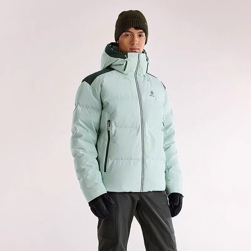 🛒购物价： 💰280💰
凯乐石25年冬季新款棉服户外机能加厚保暖防风防泼B1358水冲锋棉衣。
平替柜子最新款，男女情侣款连帽羽绒棉服！

主推爆品，又是一款非常好看的棉衣，算是在寒冷冬季给大家送来的温暖，首先这款真的很好看，版型采用修身立体剪裁设计，上身不再臃肿，很显身材！不分年龄胖瘦 谁穿谁好看！

内里的填充用料才用了天然羽绒棉，这种填充物是由不同规格的超细纤维经过特殊工艺生产制造，具有轻薄、手感细腻、柔软、保温好、洗后不易变形，不会透丝！
不管蓬松度还是保暖性都是首屈一指的，大家可以看看实拍图 蓬松度都能看得到，一件过冬！
中度防水/ 做工精良/细节到位！兼顾实用美观！袖口防风设计！！实用性满分的一款棉服外套！强烈推荐自留款！
颜色：黑色 ，浅云灰，宝蓝，湖绿
尺码: M-3XL  图9