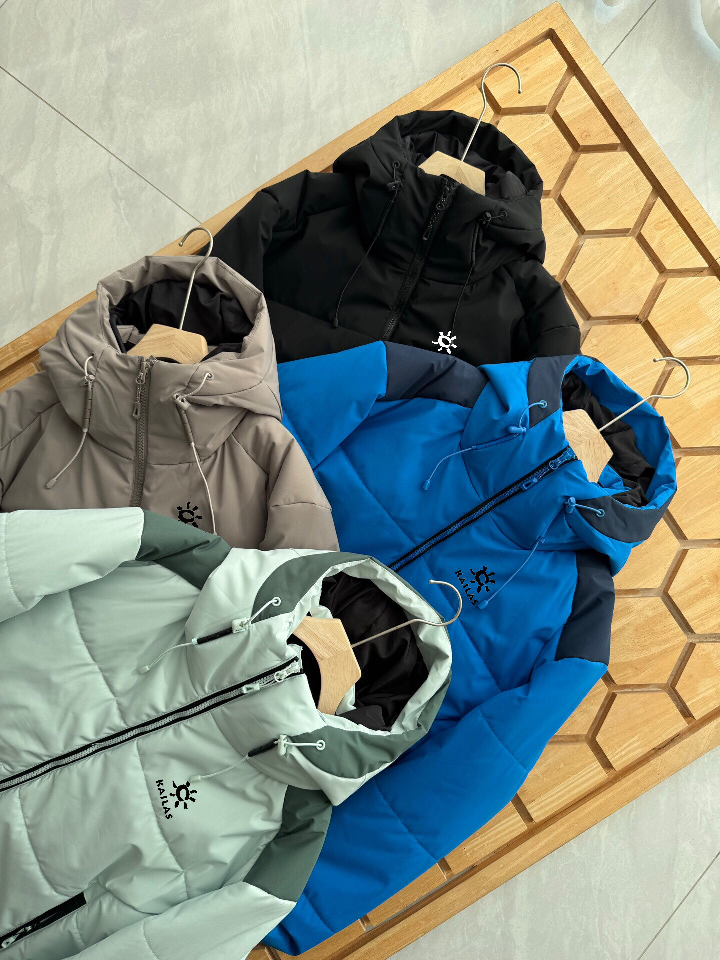 🛒购物价： 💰280💰
凯乐石25年冬季新款棉服户外机能加厚保暖防风防泼B1358水冲锋棉衣。
平替柜子最新款，男女情侣款连帽羽绒棉服！

主推爆品，又是一款非常好看的棉衣，算是在寒冷冬季给大家送来的温暖，首先这款真的很好看，版型采用修身立体剪裁设计，上身不再臃肿，很显身材！不分年龄胖瘦 谁穿谁好看！

内里的填充用料才用了天然羽绒棉，这种填充物是由不同规格的超细纤维经过特殊工艺生产制造，具有轻薄、手感细腻、柔软、保温好、洗后不易变形，不会透丝！
不管蓬松度还是保暖性都是首屈一指的，大家可以看看实拍图 蓬松度都能看得到，一件过冬！
中度防水/ 做工精良/细节到位！兼顾实用美观！袖口防风设计！！实用性满分的一款棉服外套！强烈推荐自留款！
颜色：黑色 ，浅云灰，宝蓝，湖绿
尺码: M-3XL  图9