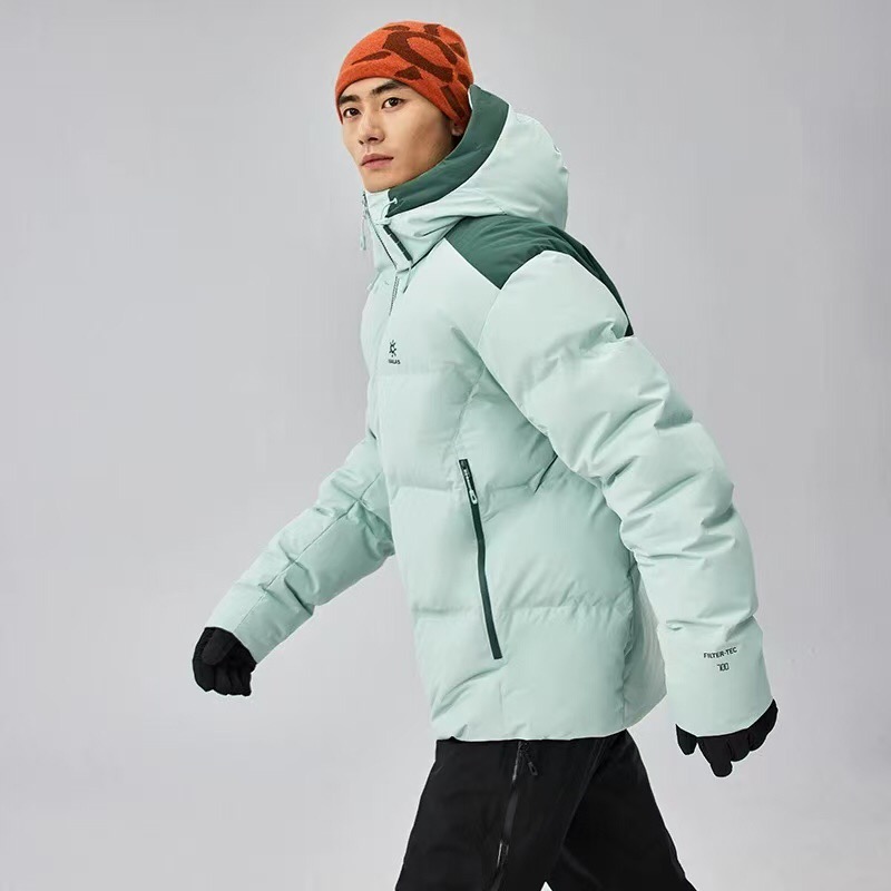 🛒购物价： 💰280💰
凯乐石25年冬季新款棉服户外机能加厚保暖防风防泼B1358水冲锋棉衣。
平替柜子最新款，男女情侣款连帽羽绒棉服！

主推爆品，又是一款非常好看的棉衣，算是在寒冷冬季给大家送来的温暖，首先这款真的很好看，版型采用修身立体剪裁设计，上身不再臃肿，很显身材！不分年龄胖瘦 谁穿谁好看！

内里的填充用料才用了天然羽绒棉，这种填充物是由不同规格的超细纤维经过特殊工艺生产制造，具有轻薄、手感细腻、柔软、保温好、洗后不易变形，不会透丝！
不管蓬松度还是保暖性都是首屈一指的，大家可以看看实拍图 蓬松度都能看得到，一件过冬！
中度防水/ 做工精良/细节到位！兼顾实用美观！袖口防风设计！！实用性满分的一款棉服外套！强烈推荐自留款！
颜色：黑色 ，浅云灰，宝蓝，湖绿
尺码: M-3XL  图9