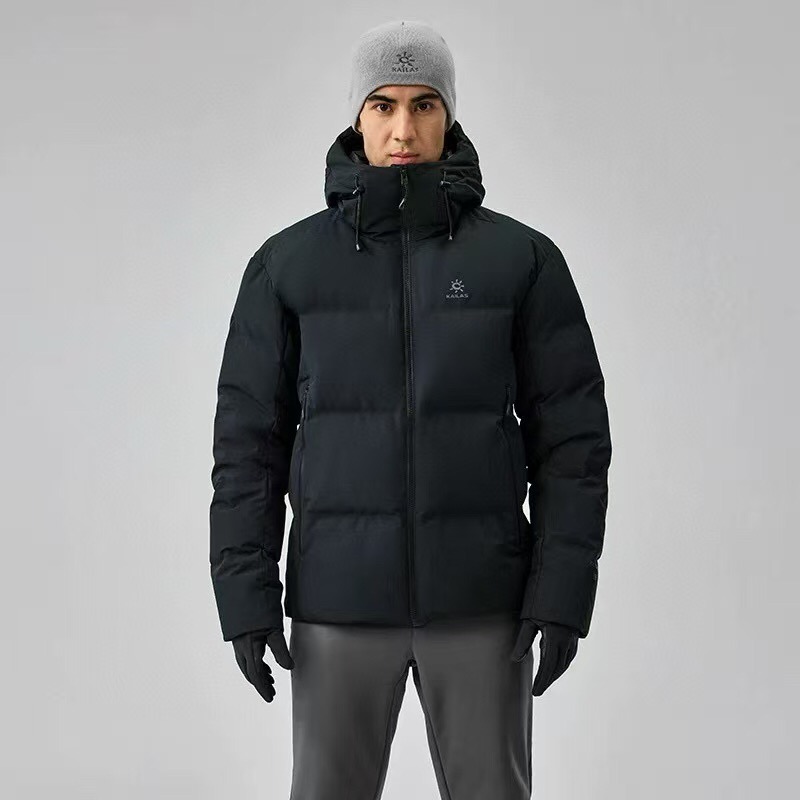 🛒购物价： 💰280💰
凯乐石25年冬季新款棉服户外机能加厚保暖防风防泼B1358水冲锋棉衣。
平替柜子最新款，男女情侣款连帽羽绒棉服！

主推爆品，又是一款非常好看的棉衣，算是在寒冷冬季给大家送来的温暖，首先这款真的很好看，版型采用修身立体剪裁设计，上身不再臃肿，很显身材！不分年龄胖瘦 谁穿谁好看！

内里的填充用料才用了天然羽绒棉，这种填充物是由不同规格的超细纤维经过特殊工艺生产制造，具有轻薄、手感细腻、柔软、保温好、洗后不易变形，不会透丝！
不管蓬松度还是保暖性都是首屈一指的，大家可以看看实拍图 蓬松度都能看得到，一件过冬！
中度防水/ 做工精良/细节到位！兼顾实用美观！袖口防风设计！！实用性满分的一款棉服外套！强烈推荐自留款！
颜色：黑色 ，浅云灰，宝蓝，湖绿
尺码: M-3XL  图9