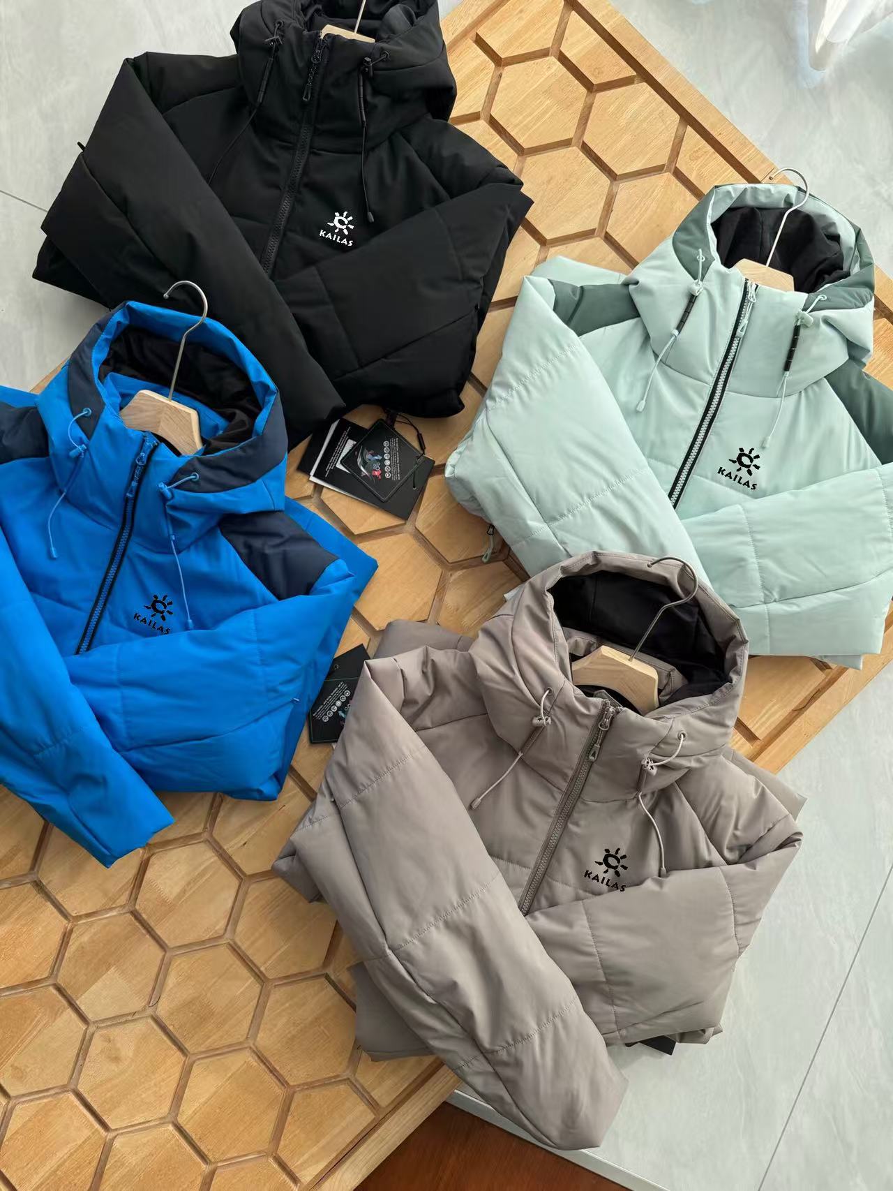 🛒购物价： 💰280💰
凯乐石25年冬季新款棉服户外机能加厚保暖防风防泼B1358水冲锋棉衣。
平替柜子最新款，男女情侣款连帽羽绒棉服！

主推爆品，又是一款非常好看的棉衣，算是在寒冷冬季给大家送来的温暖，首先这款真的很好看，版型采用修身立体剪裁设计，上身不再臃肿，很显身材！不分年龄胖瘦 谁穿谁好看！

内里的填充用料才用了天然羽绒棉，这种填充物是由不同规格的超细纤维经过特殊工艺生产制造，具有轻薄、手感细腻、柔软、保温好、洗后不易变形，不会透丝！
不管蓬松度还是保暖性都是首屈一指的，大家可以看看实拍图 蓬松度都能看得到，一件过冬！
中度防水/ 做工精良/细节到位！兼顾实用美观！袖口防风设计！！实用性满分的一款棉服外套！强烈推荐自留款！
颜色：黑色 ，浅云灰，宝蓝，湖绿
尺码: M-3XL  图9