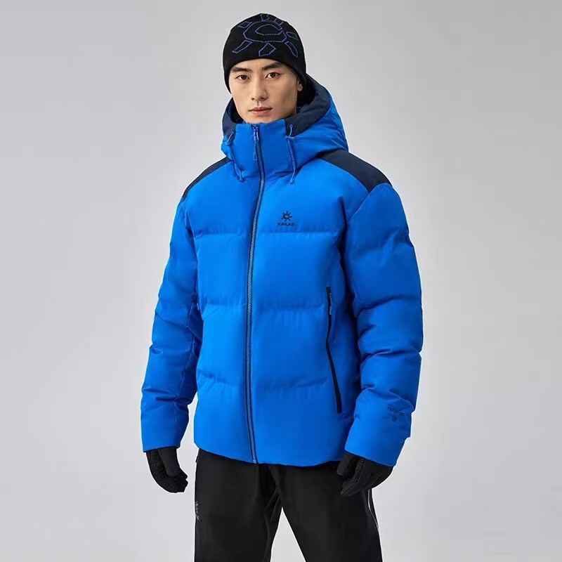 🛒购物价： 💰280💰
凯乐石25年冬季新款棉服户外机能加厚保暖防风防泼B1358水冲锋棉衣。
平替柜子最新款，男女情侣款连帽羽绒棉服！

主推爆品，又是一款非常好看的棉衣，算是在寒冷冬季给大家送来的温暖，首先这款真的很好看，版型采用修身立体剪裁设计，上身不再臃肿，很显身材！不分年龄胖瘦 谁穿谁好看！

内里的填充用料才用了天然羽绒棉，这种填充物是由不同规格的超细纤维经过特殊工艺生产制造，具有轻薄、手感细腻、柔软、保温好、洗后不易变形，不会透丝！
不管蓬松度还是保暖性都是首屈一指的，大家可以看看实拍图 蓬松度都能看得到，一件过冬！
中度防水/ 做工精良/细节到位！兼顾实用美观！袖口防风设计！！实用性满分的一款棉服外套！强烈推荐自留款！
颜色：黑色 ，浅云灰，宝蓝，湖绿
尺码: M-3XL  图9