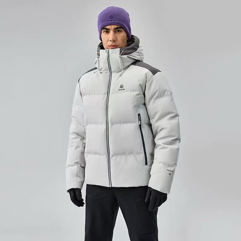 🛒购物价： 💰280💰
凯乐石25年冬季新款棉服户外机能加厚保暖防风防泼B1358水冲锋棉衣。
平替柜子最新款，男女情侣款连帽羽绒棉服！

主推爆品，又是一款非常好看的棉衣，算是在寒冷冬季给大家送来的温暖，首先这款真的很好看，版型采用修身立体剪裁设计，上身不再臃肿，很显身材！不分年龄胖瘦 谁穿谁好看！

内里的填充用料才用了天然羽绒棉，这种填充物是由不同规格的超细纤维经过特殊工艺生产制造，具有轻薄、手感细腻、柔软、保温好、洗后不易变形，不会透丝！
不管蓬松度还是保暖性都是首屈一指的，大家可以看看实拍图 蓬松度都能看得到，一件过冬！
中度防水/ 做工精良/细节到位！兼顾实用美观！袖口防风设计！！实用性满分的一款棉服外套！强烈推荐自留款！
颜色：黑色 ，浅云灰，宝蓝，湖绿
尺码: M-3XL  图9