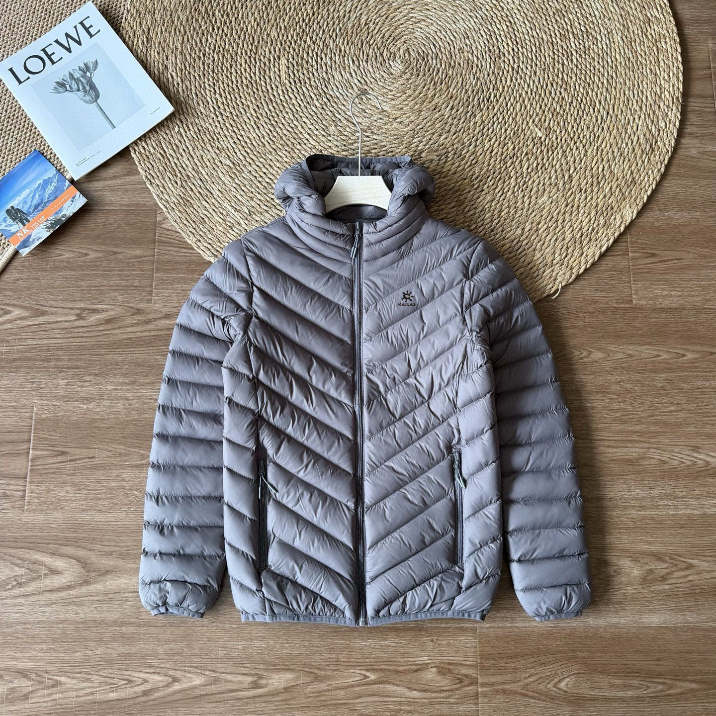 💰135
凯乐石25ss冬季新款九色轻薄户外排骨棉服，经典百搭永不过时系列，绝佳出行穿搭必备百搭单品

采用科技棉填充搭配内衬加绒设计，双重锁温结构强效抵御寒风，低温环境也能持续保暖；立体排骨剪裁修饰身形，上身挺括不臃肿，轻松穿出利落户外型格。精选定制肤感面料，触感细腻爽滑亲肤不刺激；更贴心配置免洗工艺，日常污渍一擦即净，户外出行打理更省心。专业户外配置与实用设计结合，既是户外保暖利器，也是日常穿搭的质感之选！做工精致，细节到位，三标齐全，诚意满满

图色
l衣长67胸围100肩宽53(适合身高160-167，体重85-110斤)
xl衣长68胸围104肩宽55(适合身高167-172,体重110-130斤)
2XL衣长69胸围108肩宽56( 适合身高 
172-178,体重130-145斤)
3XL衣长70胸围112肩宽58(适合身高178-182，体重145-165斤)
4XL衣长72胸围116肩宽59(适合身高182-188，体重165-185斤)


