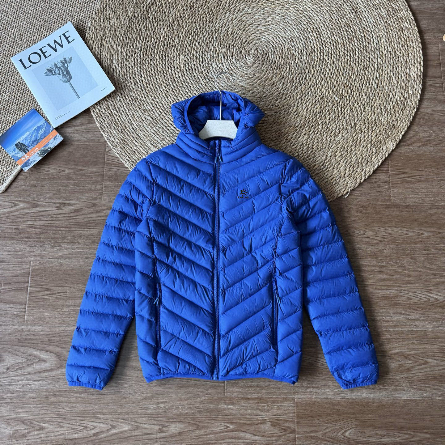 💰135
凯乐石25ss冬季新款九色轻薄户外排骨棉服，经典百搭永不过时系列，绝佳出行穿搭必备百搭单品

采用科技棉填充搭配内衬加绒设计，双重锁温结构强效抵御寒风，低温环境也能持续保暖；立体排骨剪裁修饰身形，上身挺括不臃肿，轻松穿出利落户外型格。精选定制肤感面料，触感细腻爽滑亲肤不刺激；更贴心配置免洗工艺，日常污渍一擦即净，户外出行打理更省心。专业户外配置与实用设计结合，既是户外保暖利器，也是日常穿搭的质感之选！做工精致，细节到位，三标齐全，诚意满满

图色
l衣长67胸围100肩宽53(适合身高160-167，体重85-110斤)
xl衣长68胸围104肩宽55(适合身高167-172,体重110-130斤)
2XL衣长69胸围108肩宽56( 适合身高 
172-178,体重130-145斤)
3XL衣长70胸围112肩宽58(适合身高178-182，体重145-165斤)
4XL衣长72胸围116肩宽59(适合身高182-188，体重165-185斤)


