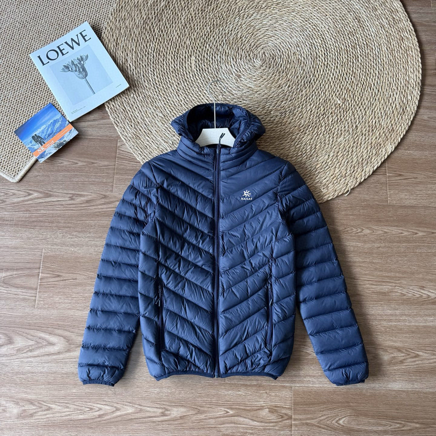 💰135
凯乐石25ss冬季新款九色轻薄户外排骨棉服，经典百搭永不过时系列，绝佳出行穿搭必备百搭单品

采用科技棉填充搭配内衬加绒设计，双重锁温结构强效抵御寒风，低温环境也能持续保暖；立体排骨剪裁修饰身形，上身挺括不臃肿，轻松穿出利落户外型格。精选定制肤感面料，触感细腻爽滑亲肤不刺激；更贴心配置免洗工艺，日常污渍一擦即净，户外出行打理更省心。专业户外配置与实用设计结合，既是户外保暖利器，也是日常穿搭的质感之选！做工精致，细节到位，三标齐全，诚意满满

图色
l衣长67胸围100肩宽53(适合身高160-167，体重85-110斤)
xl衣长68胸围104肩宽55(适合身高167-172,体重110-130斤)
2XL衣长69胸围108肩宽56( 适合身高 
172-178,体重130-145斤)
3XL衣长70胸围112肩宽58(适合身高178-182，体重145-165斤)
4XL衣长72胸围116肩宽59(适合身高182-188，体重165-185斤)


