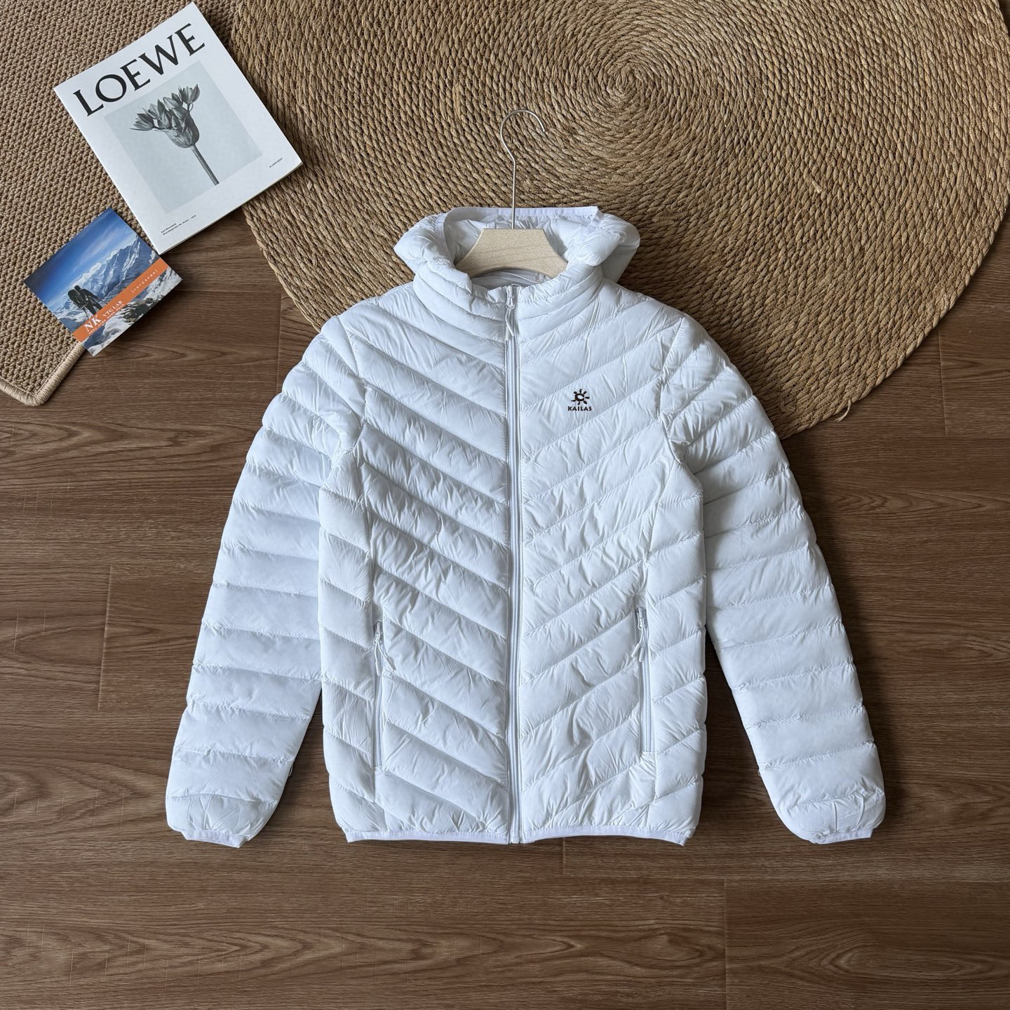 💰135
凯乐石25ss冬季新款九色轻薄户外排骨棉服，经典百搭永不过时系列，绝佳出行穿搭必备百搭单品

采用科技棉填充搭配内衬加绒设计，双重锁温结构强效抵御寒风，低温环境也能持续保暖；立体排骨剪裁修饰身形，上身挺括不臃肿，轻松穿出利落户外型格。精选定制肤感面料，触感细腻爽滑亲肤不刺激；更贴心配置免洗工艺，日常污渍一擦即净，户外出行打理更省心。专业户外配置与实用设计结合，既是户外保暖利器，也是日常穿搭的质感之选！做工精致，细节到位，三标齐全，诚意满满

图色
l衣长67胸围100肩宽53(适合身高160-167，体重85-110斤)
xl衣长68胸围104肩宽55(适合身高167-172,体重110-130斤)
2XL衣长69胸围108肩宽56( 适合身高 
172-178,体重130-145斤)
3XL衣长70胸围112肩宽58(适合身高178-182，体重145-165斤)
4XL衣长72胸围116肩宽59(适合身高182-188，体重165-185斤)


