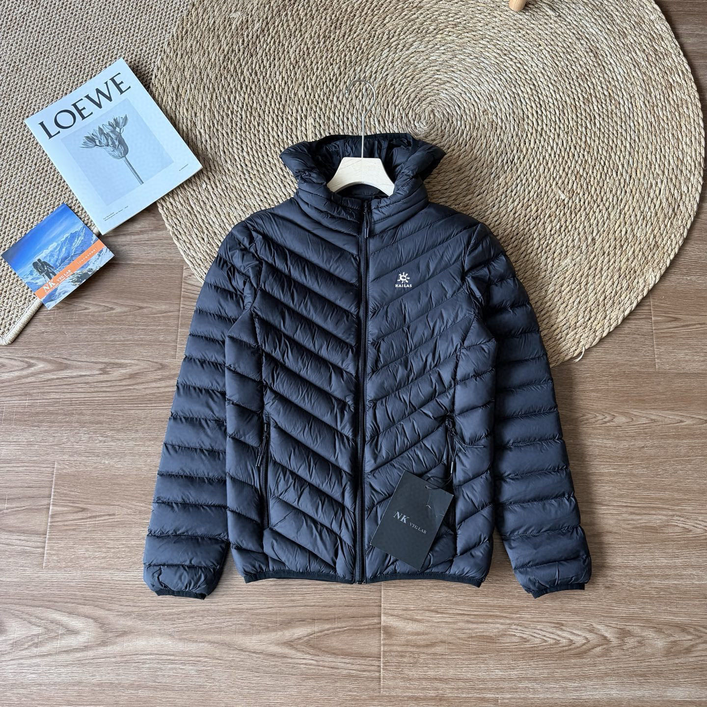 💰135
凯乐石25ss冬季新款九色轻薄户外排骨棉服，经典百搭永不过时系列，绝佳出行穿搭必备百搭单品

采用科技棉填充搭配内衬加绒设计，双重锁温结构强效抵御寒风，低温环境也能持续保暖；立体排骨剪裁修饰身形，上身挺括不臃肿，轻松穿出利落户外型格。精选定制肤感面料，触感细腻爽滑亲肤不刺激；更贴心配置免洗工艺，日常污渍一擦即净，户外出行打理更省心。专业户外配置与实用设计结合，既是户外保暖利器，也是日常穿搭的质感之选！做工精致，细节到位，三标齐全，诚意满满

图色
l衣长67胸围100肩宽53(适合身高160-167，体重85-110斤)
xl衣长68胸围104肩宽55(适合身高167-172,体重110-130斤)
2XL衣长69胸围108肩宽56( 适合身高 
172-178,体重130-145斤)
3XL衣长70胸围112肩宽58(适合身高178-182，体重145-165斤)
4XL衣长72胸围116肩宽59(适合身高182-188，体重165-185斤)


