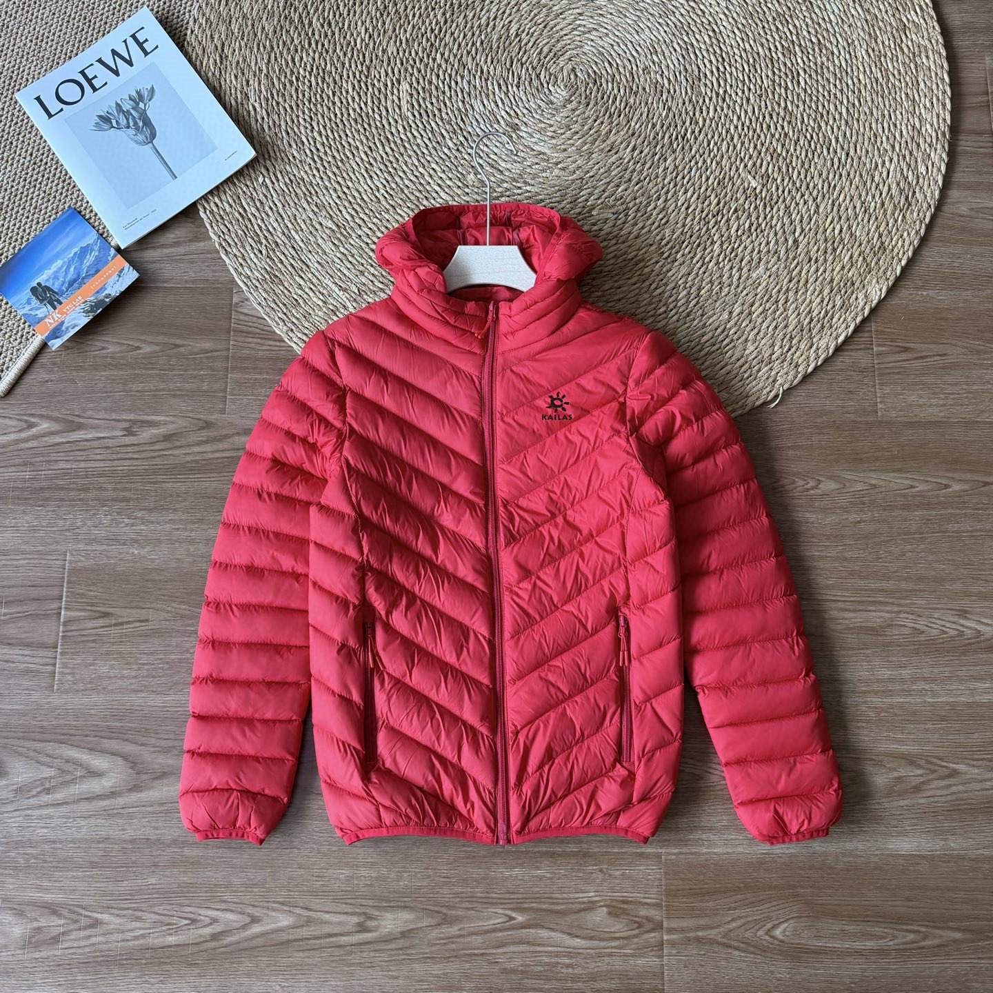 💰135
凯乐石25ss冬季新款九色轻薄户外排骨棉服，经典百搭永不过时系列，绝佳出行穿搭必备百搭单品

采用科技棉填充搭配内衬加绒设计，双重锁温结构强效抵御寒风，低温环境也能持续保暖；立体排骨剪裁修饰身形，上身挺括不臃肿，轻松穿出利落户外型格。精选定制肤感面料，触感细腻爽滑亲肤不刺激；更贴心配置免洗工艺，日常污渍一擦即净，户外出行打理更省心。专业户外配置与实用设计结合，既是户外保暖利器，也是日常穿搭的质感之选！做工精致，细节到位，三标齐全，诚意满满

图色
l衣长67胸围100肩宽53(适合身高160-167，体重85-110斤)
xl衣长68胸围104肩宽55(适合身高167-172,体重110-130斤)
2XL衣长69胸围108肩宽56( 适合身高 
172-178,体重130-145斤)
3XL衣长70胸围112肩宽58(适合身高178-182，体重145-165斤)
4XL衣长72胸围116肩宽59(适合身高182-188，体重165-185斤)


