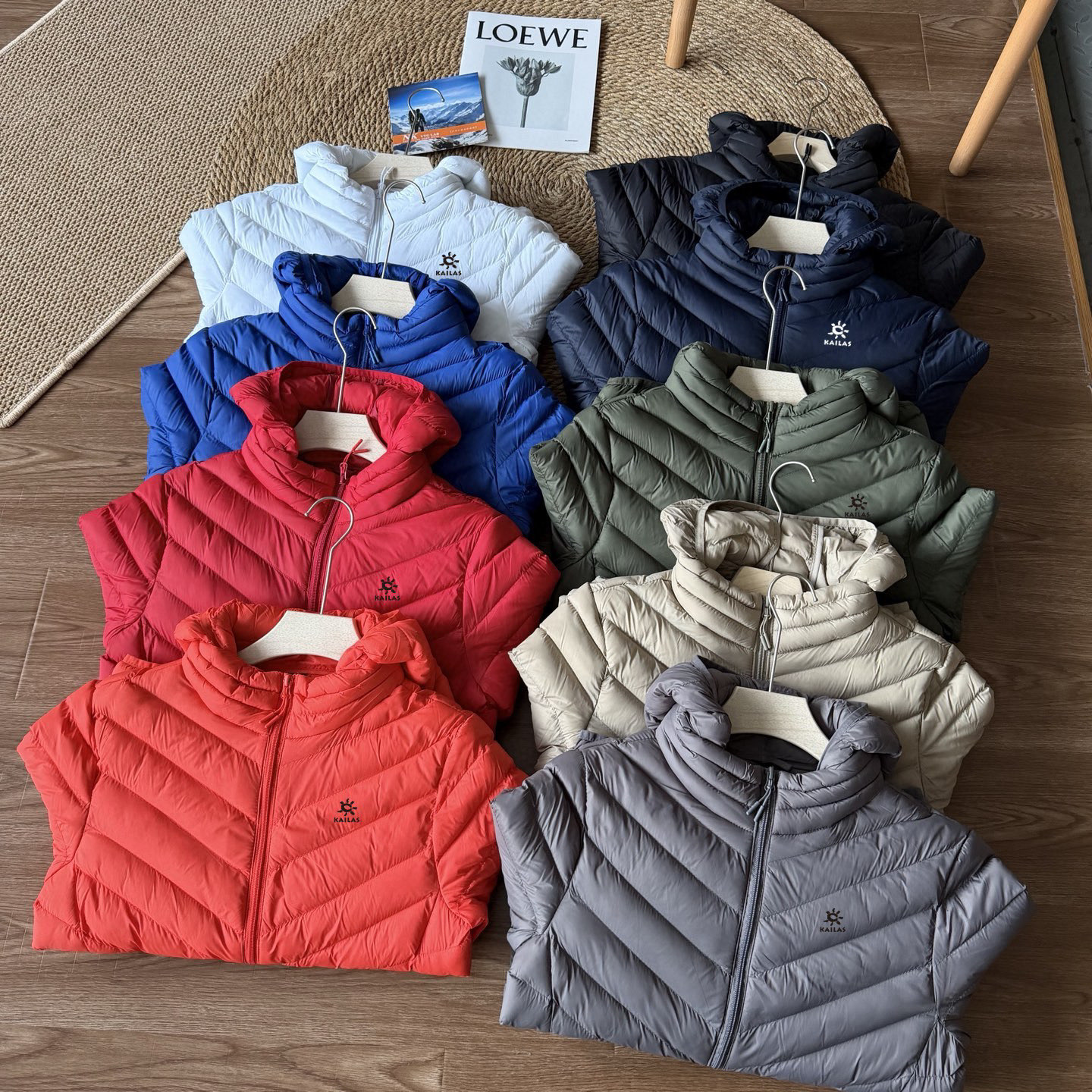 💰135
凯乐石25ss冬季新款九色轻薄户外排骨棉服，经典百搭永不过时系列，绝佳出行穿搭必备百搭单品

采用科技棉填充搭配内衬加绒设计，双重锁温结构强效抵御寒风，低温环境也能持续保暖；立体排骨剪裁修饰身形，上身挺括不臃肿，轻松穿出利落户外型格。精选定制肤感面料，触感细腻爽滑亲肤不刺激；更贴心配置免洗工艺，日常污渍一擦即净，户外出行打理更省心。专业户外配置与实用设计结合，既是户外保暖利器，也是日常穿搭的质感之选！做工精致，细节到位，三标齐全，诚意满满

图色
l衣长67胸围100肩宽53(适合身高160-167，体重85-110斤)
xl衣长68胸围104肩宽55(适合身高167-172,体重110-130斤)
2XL衣长69胸围108肩宽56( 适合身高 
172-178,体重130-145斤)
3XL衣长70胸围112肩宽58(适合身高178-182，体重145-165斤)
4XL衣长72胸围116肩宽59(适合身高182-188，体重165-185斤)


