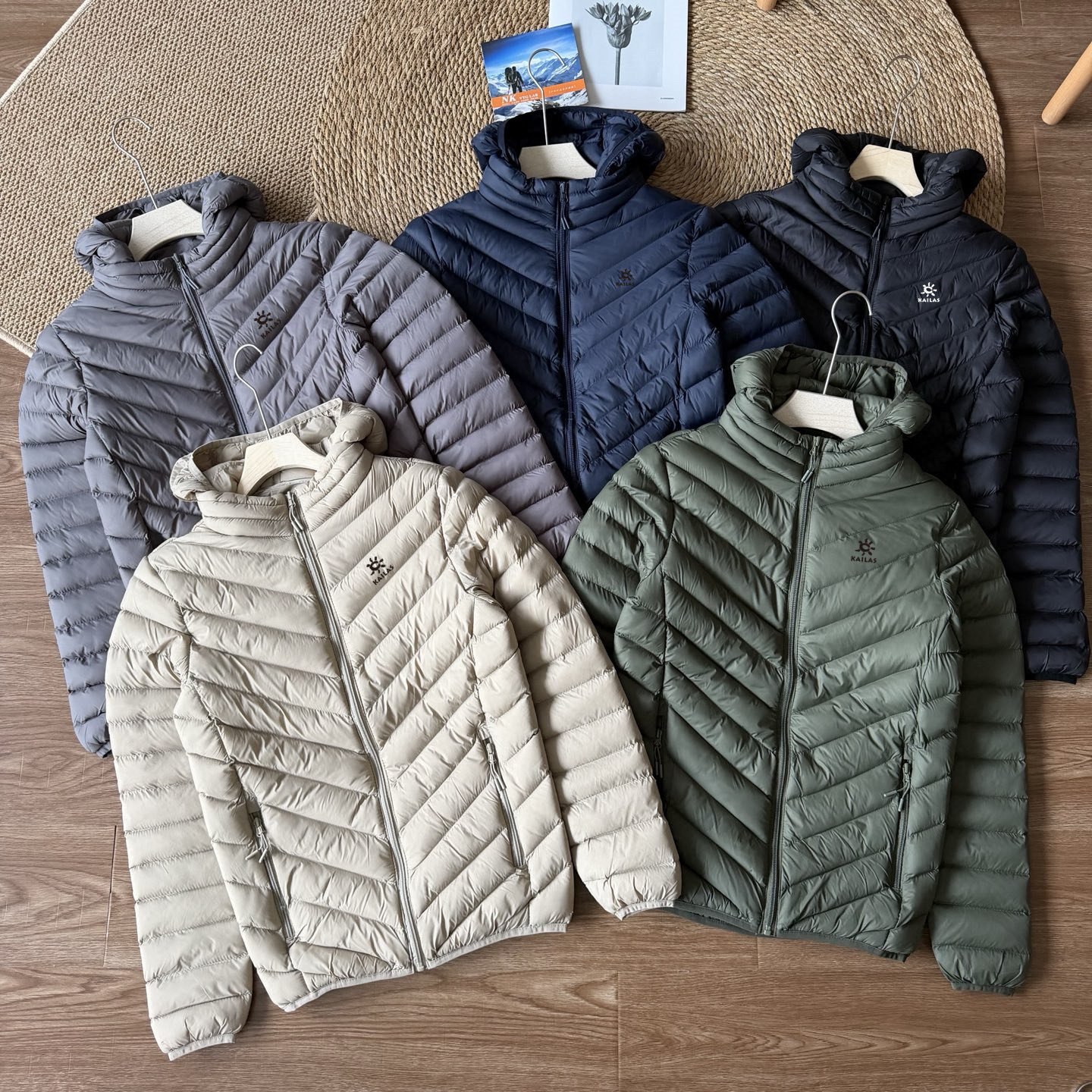 💰135
凯乐石25ss冬季新款九色轻薄户外排骨棉服，经典百搭永不过时系列，绝佳出行穿搭必备百搭单品

采用科技棉填充搭配内衬加绒设计，双重锁温结构强效抵御寒风，低温环境也能持续保暖；立体排骨剪裁修饰身形，上身挺括不臃肿，轻松穿出利落户外型格。精选定制肤感面料，触感细腻爽滑亲肤不刺激；更贴心配置免洗工艺，日常污渍一擦即净，户外出行打理更省心。专业户外配置与实用设计结合，既是户外保暖利器，也是日常穿搭的质感之选！做工精致，细节到位，三标齐全，诚意满满

图色
l衣长67胸围100肩宽53(适合身高160-167，体重85-110斤)
xl衣长68胸围104肩宽55(适合身高167-172,体重110-130斤)
2XL衣长69胸围108肩宽56( 适合身高 
172-178,体重130-145斤)
3XL衣长70胸围112肩宽58(适合身高178-182，体重145-165斤)
4XL衣长72胸围116肩宽59(适合身高182-188，体重165-185斤)


