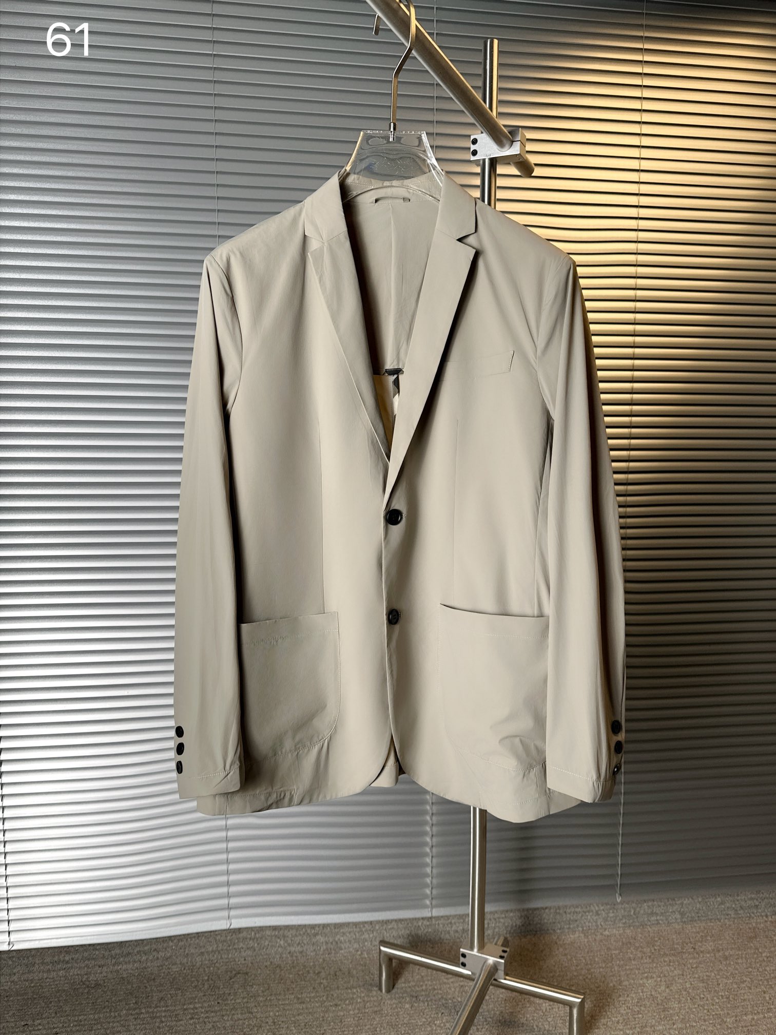 NO:115865,61 models BBR... Four-sided elastic brocade cotton fabric fashion suits, trading company channel goods, show series, official album and Z cabinet hanging sales, a star-level item!  !  A suit that is good-looking and has both quality and style. Single-size is an indispensable item in the wardrobe. It is a killer-level unique weapon for going out to the street. It is a business card that measures men's taste. It has unique attribute functions that can be worn across the four seasons!  The market is rare and rare, with first-class quality. It is excellent in terms of craft design, layout and fabric. The craftsmanship level has inherited the world's top Belvest workshop production!  The tailoring is invincible, and it follows the signature SLIM slim fit style. Every inch is well grasped, the shoulders and waistline are perfectly processed, and the upper body is full, compatible with any outfit!  Business and casual Light gray Light card color Black Size 48-56,,louis vuitton,business suit,alexander wang1986090961款 BBR……四面弹力锦棉面料时装西服,贸易公司渠道货,秀场系列,官宣画册及Z柜挂售款,明星级的一款单品！！高颜值且品型兼备的一款西装,单西属于衣橱不可或缺的必备单品,属于出街拗造型的杀手锏级的独门利器,属于衡量男人品味的一张名片,具备独特的属性功能可以横跨四季穿搭！市面稀缺罕见,品相一流,无论从工艺设计还是版型及面料都堪称上乘,工艺水准传承了世界顶级Belvest工坊制作,！剪裁无敌,沿袭了招牌性SLIM修身版型,每一寸都拿捏到位,肩部与腰线处理完美,上身型款十足,兼容任何穿搭单品！商务亦可休闲 浅灰色 浅卡色 黑色 尺码48-56,,louis vuitton,business suit,alexander wang,Men's clothing