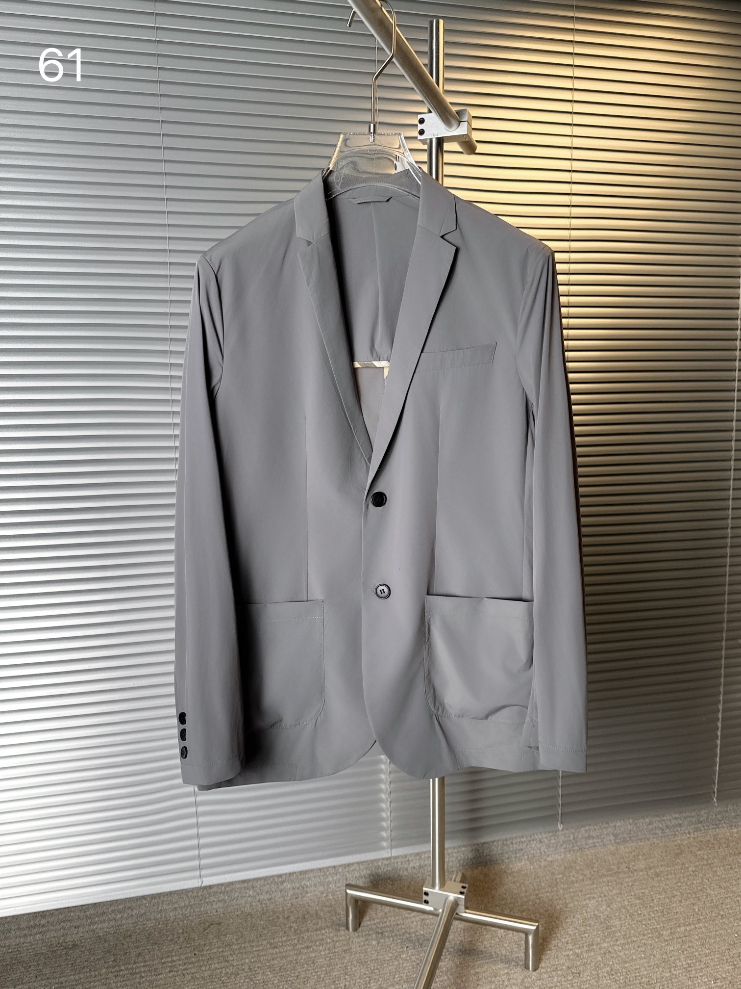 NO:115866,61 models BBR... Four-sided elastic brocade cotton fabric fashion suits, trading company channel goods, show series, official album and Z cabinet hanging sales, a star-level item!  !  A suit that is good-looking and has both quality and style. Single-size is an indispensable item in the wardrobe. It is a killer-level unique weapon for going out to the street. It is a business card that measures men's taste. It has unique attribute functions that can be worn across the four seasons!  The market is rare and rare, with first-class quality. It is excellent in terms of craft design, layout and fabric. The craftsmanship level has inherited the world's top Belvest workshop production!  The tailoring is invincible, and it follows the signature SLIM slim fit style. Every inch is well grasped, the shoulders and waistline are perfectly processed, and the upper body is full, compatible with any outfit!  Business and casual Light gray Light card color Black Size 48-56,,louis vuitton,business suit,alexander wang1986090961款 BBR……四面弹力锦棉面料时装西服,贸易公司渠道货,秀场系列,官宣画册及Z柜挂售款,明星级的一款单品！！高颜值且品型兼备的一款西装,单西属于衣橱不可或缺的必备单品,属于出街拗造型的杀手锏级的独门利器,属于衡量男人品味的一张名片,具备独特的属性功能可以横跨四季穿搭！市面稀缺罕见,品相一流,无论从工艺设计还是版型及面料都堪称上乘,工艺水准传承了世界顶级Belvest工坊制作,！剪裁无敌,沿袭了招牌性SLIM修身版型,每一寸都拿捏到位,肩部与腰线处理完美,上身型款十足,兼容任何穿搭单品！商务亦可休闲 浅灰色 浅卡色 黑色 尺码48-56,,louis vuitton,business suit,alexander wang,Men's clothing