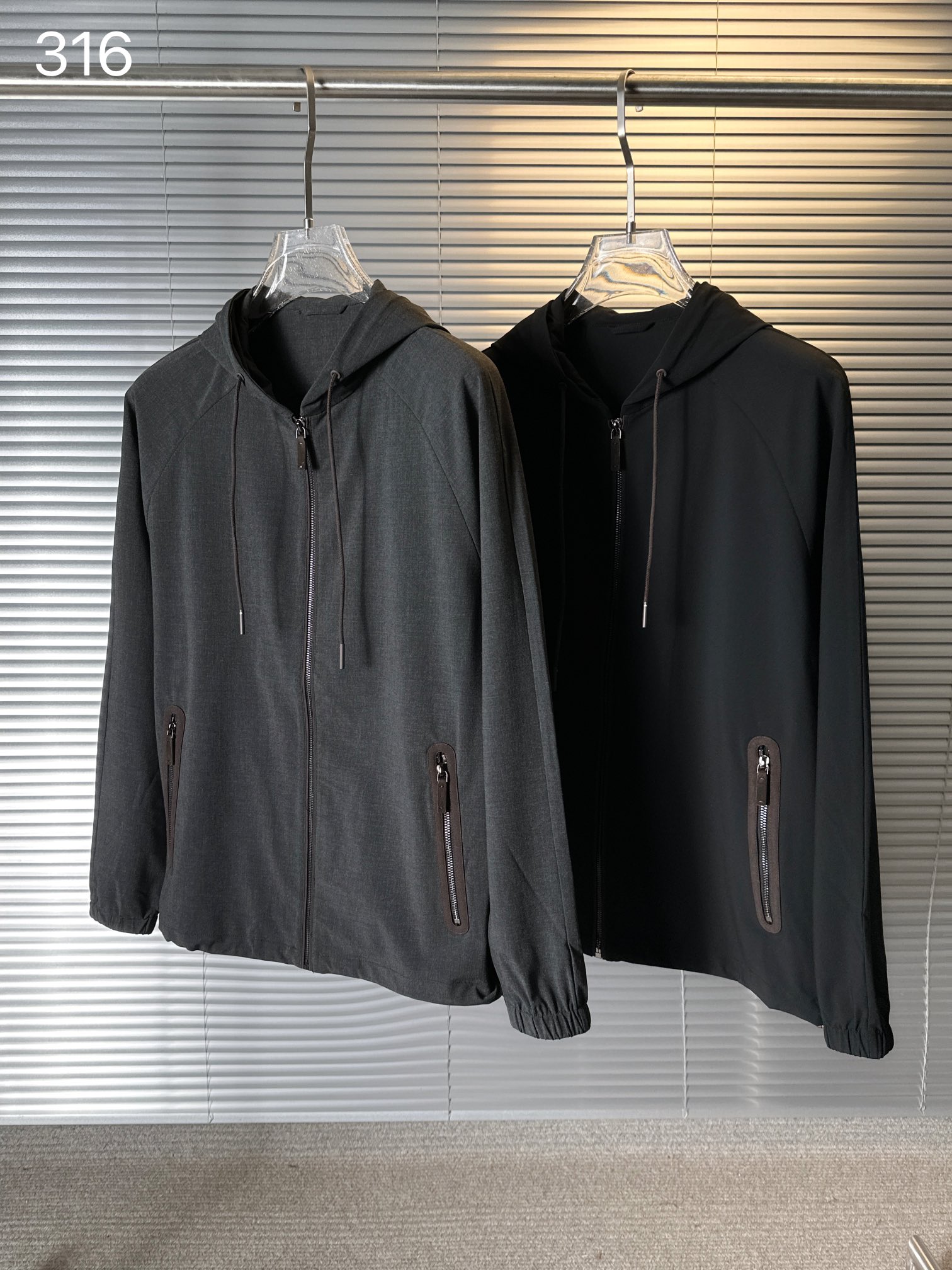 NO:115868,316 EZ hooded jacket, Jenia's new jacket. This jacket is selected for micro-stretched wool fabric, simple and capable. It shows a brand new fabric, its style is modern and has urban trend charm. 7 Spandex. High-grade knitted fabric blended with artificial cotton fiber can fully utilize the performance of the two fibers, complement each other and add icing on the cake. The clothing made from this fabric has many characteristics such as high elasticity, softness, comfort, moisture absorption, breathability, smoothness, and easy to handle. It is a high-tech product suitable for the human body developed for human body shape and skin characteristics. Its performance is incomparable to ordinary fabrics, and the added value of the product is quite high. Pocket door pupils, hanging ropes, full leather details, very luxurious grade Gray Black Size 48-56,,zegna, jackets & coats,hats,alexander wang19860909316 EZ连帽夹克,杰尼亚新品夹克.此款夹克精选微弹天丝羊毛面料,简约干练.展现全新面料,其风格现代,且具有都市新潮魅力.7氨纶.氨纶与人造棉纤维混纺的高档针织面料混合使用,可使两种纤维性能充分发挥,相得益彰、锦上添花.由这种面料制作的服装具有高弹、轻柔、舒适、吸湿、透气、光滑、易打理等诸多特点,属针对人的体型和皮肤特点开发的适合人体的高科技产品,其性能是普通面料所无法比拟的,产品的附加值相当高.口袋 门瞳 吊绳全真皮细节 档次非常奢华 灰色 黑色 尺码48-56,,zegna,jackets & coats,hats,alexander wang,Men's clothing