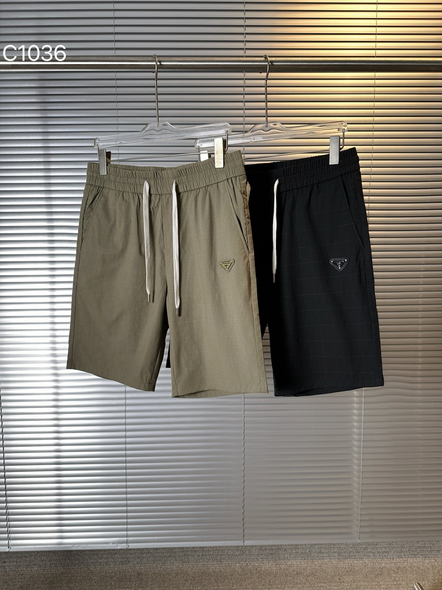 NO:142060,1036 PRA...Pura Men's fashion business sports and casual shorts/cropped pants, high-end foreign business channel goods, new spring and summer products, top platinum-grade products, originated from original OEM production!  A high-end luxury and platinum-grade trousers, the whole body design perfectly blends Italian aesthetics, cleverly mixes and matches fashion tuning with urban casual, wide elastic drawstring waist design, unique treatment makes the overall shape more crisp and stylish, full of fashionable accent. Italian customers supply top custom ready-made garment fabrics, with heavy and first-class specifications and attributes, high-end woven plaid fabrics create a unique waterproof and breathable structure fabric. The fabric has an invincible texture, extremely soft and delicate touch, light and comfortable, with excellent skin-friendly and breathable properties, and is the type that cannot be taken off easily when worn!  The workmanship is rigorous and sophisticated. Every detail can prove that the brand can stand the test of quality. It has excellent upper body effect and first-class styling. It can be used to be fashionable or casual sports!  Color Khaki Green M-4XL Black M-3XL Size M~4XL (28 29=M 30 31=L 32 33=XL 34 35=2XL 36 37=3XL 38 39=4XL Card code likes to take one size loosely),,prada,prada,shorts,alexander wang198609091036款 PRA……普拉 男士时装款商务运动休闲短裤/五分裤,高端洋行渠道货,春夏新品,顶尖白金级臻品,源自原厂代工出品！ 高端奢华且白金级的一款裤装,通体的设计完美融合意式美学,将时装的调调与都市休闲巧妙混搭结合,宽幅松紧抽绳收腰设计,别致处理,让整体造型变得更具挺括有型,时髦腔调十足, 意大利客供顶级定制成衣面料,规格属性重磅一流,高端梭织格纹面料 打造出独一无二的防水透气结构面料,面料质感无敌,触感极为柔软细腻,轻便舒适享受,亲肤性与透气性绝佳,属于穿上不轻易脱下的类型！ 做工严谨考究,每一处细节皆可力证品牌对于品质方面的拿捏,方方面面经得住考验,上身效果超赞,造型感一流,出街潮搭或者休闲运动皆可驾驭！ 颜色卡其绿M-4XL 黑色M-3XL 尺码M～4XL（28 29=M 30 31=L 32 33=XL 34 35=2XL 36 37=3XL 38 39=4XL 卡码喜欢宽松拍大一码）,,prada,prada,shorts,alexander wang,Men's clothing