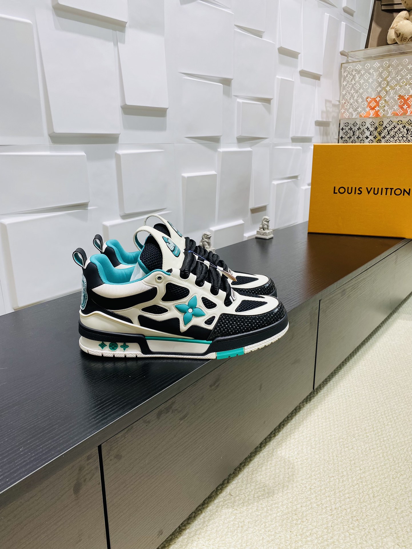 NO:173843,Louis Vuiton LV Skate series bread shoes - skate shoes - basketball shoes - casual sneakers Top version original purchase and development [Fireworks] LV Skate continued The View professional skate shoes from the beginning, which continued the thrilling style of the 90s. Designers added playful elements, such as open mesh tongue and exaggerated shoelaces paying tribute to Axion, es and DC. This LVSK8 sneakers are different from typical skate shoes. It is made of nibbles with TPU trim and Monogram texture. Finally, there are logos on the heel and tongue and floral patterns on the side. Fabric: Original custom-made top cowhide   breathable mesh Inner: Original imported breathable mesh Size: Women 35-40 Men 39-45 (Men 38.46 Customized  No return or exchange), casual shoes/sports shoes, louis vuitton, louis vuitton, louis vuitton, sneakers, cowhide19860909Louis Vuiton·路易威登  LV Skate系列面包鞋-滑板鞋-篮球鞋-休闲运动鞋 顶级版本原版购入开发做货[烟花]LV Skate从开始延续The View专业滑板鞋款,这种风格延续了90年代肥大的版型.设计师们添加了俏皮的元素,例如开放式网面鞋舌和向Axion、es和DC致敬的夸张鞋带.这款LVSK8运动鞋不同于典型的滑板鞋,它采用牛巴革制成,带有TPU饰边和Monogram纹理.最后,还有鞋跟和鞋舌上的logo以及侧面花卉图案. 面料:原版定制头层牛皮 透气网面 内里:原版进口透气网里 码数:女35-40 男39-45（男38.46订制 不退换）,休闲鞋/运动鞋,louis vuitton,louis vuitton,louis vuitton,sneakers,cowhide,Women's Shoes