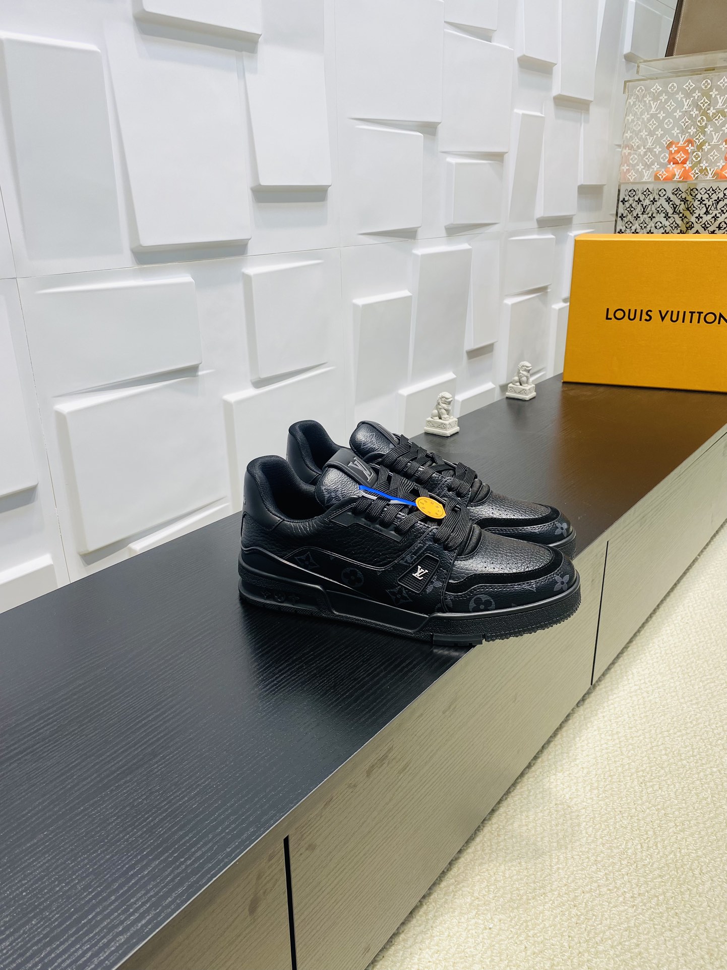 NO:256211,Top version P LV TARINE Louis Vuitton x Tyler Co-branded Donkey Brand L Home Embossed Couple Model Casual Sports Shoes Skateboard Shoes Original Purchase and Development Louis Vuitton x Tyler Co-operated series launches LV Trainer Sports Shoes, continuing Virgil Abloh's classic design based on retro basketball shoes. The cowhide upper is integrated with Craggy Monogram embossed and Louis Vuitton logo to show Tyler's interesting reconstruction of Monogram patterns and brand elements. Exquisite packaging of the delivery counter Fabric: Original custom-made top layer cowhide Inner: Original custom breathable net Outsole: Original open-mode two-color TPU combination sole Sole thickness: 3CM Size:  Men's 38-46, casual shoes/sports shoes, louis vuitton, louis vuitton, louis vuitton, louis vuitton, louis vuitton, sneakers, cowhide19860909顶级版本P LV TARINE路易威登x Tyler 联名款 驴牌 L家 压花 情侣款 休闲 运动鞋 滑板鞋 原版购入开发 路易威登 x Tyler 合作系列推出 LV Trainer 运动鞋,延续 Virgil Abloh 基于复古篮球鞋创作的经典设计.牛皮革鞋面融入 Craggy Monogram 压纹和路易威登标识,展现 Tyler 对 Monogram 图案和品牌元素的趣味重构 配送专柜精美包装 面料: 原版定制头层牛皮 内里: 原版定制透气网里 大底: 原版开模双色TPU组合大底 底厚: 3CM Size: 男款38-46,休闲鞋/运动鞋,louis vuitton,louis vuitton,louis vuitton,louis vuitton,sneakers,cowhide,Women's Shoes