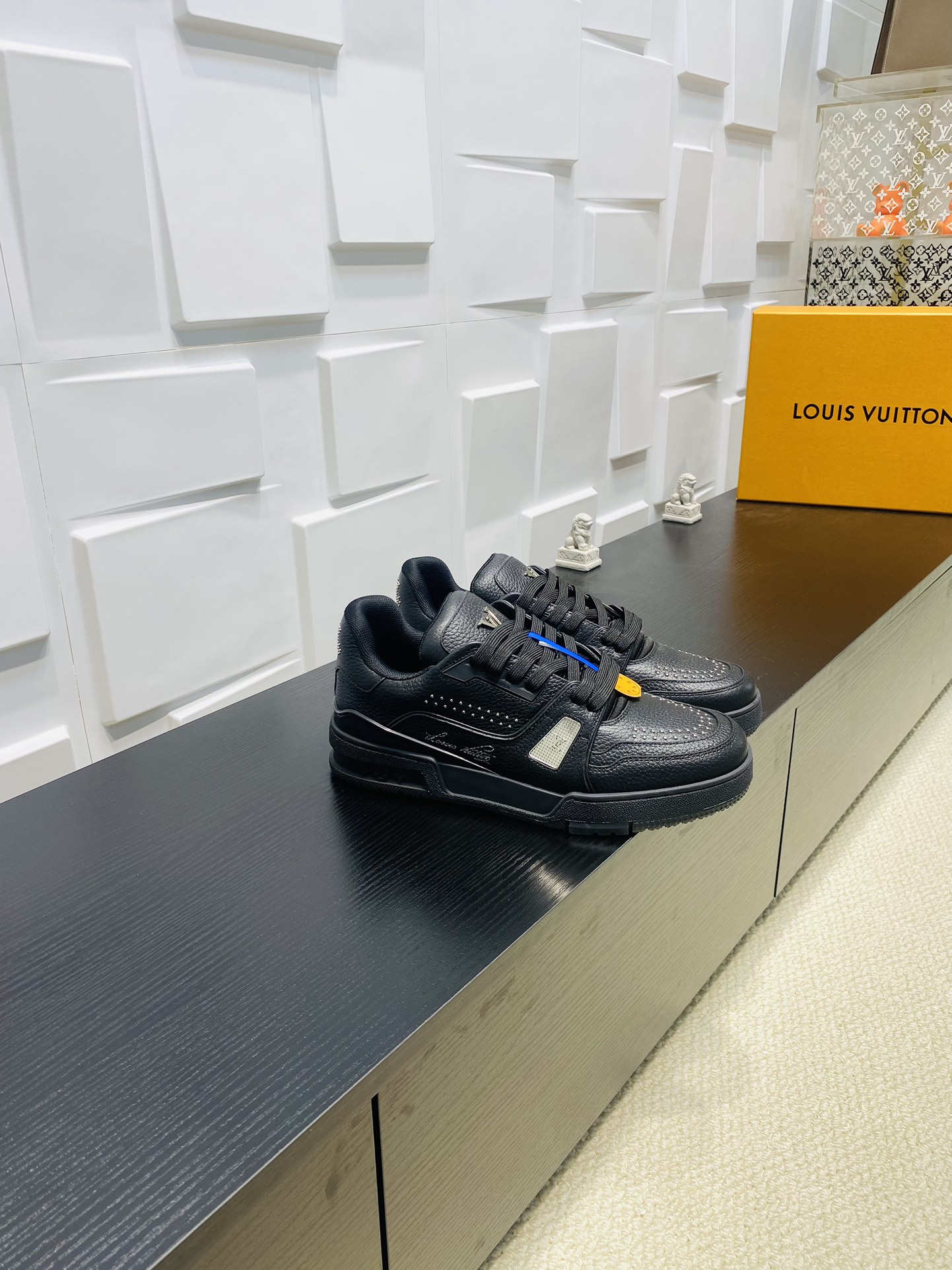 NO:163985,Top version P LV TARINE Louis Vuitton x Tyler Co-branded Donkey Brand L Home Embossed Couple Model Casual Sports Shoes Skateboard Shoes Original Purchase and Development Louis Vuitton x Tyler Co-operated series launches LV Trainer Sports Shoes, continuing Virgil Abloh's classic design based on retro basketball shoes. The cowhide upper is integrated with Craggy Monogram embossed and Louis Vuitton logo to show Tyler's interesting reconstruction of Monogram patterns and brand elements. Exquisite packaging of the delivery counter Fabric: Original custom-made top layer cowhide Inner: Original custom breathable net Outsole: Original open-mode two-color TPU combination sole Sole thickness: 3CM Size:  Men's 38-46, casual shoes/sports shoes, louis vuitton, louis vuitton, louis vuitton, louis vuitton, louis vuitton, sneakers, cowhide19860909顶级版本P LV TARINE路易威登x Tyler 联名款 驴牌 L家 压花 情侣款 休闲 运动鞋 滑板鞋 原版购入开发 路易威登 x Tyler 合作系列推出 LV Trainer 运动鞋,延续 Virgil Abloh 基于复古篮球鞋创作的经典设计.牛皮革鞋面融入 Craggy Monogram 压纹和路易威登标识,展现 Tyler 对 Monogram 图案和品牌元素的趣味重构 配送专柜精美包装 面料: 原版定制头层牛皮 内里: 原版定制透气网里 大底: 原版开模双色TPU组合大底 底厚: 3CM Size: 男款38-46,休闲鞋/运动鞋,louis vuitton,louis vuitton,louis vuitton,louis vuitton,sneakers,cowhide,Women's Shoes