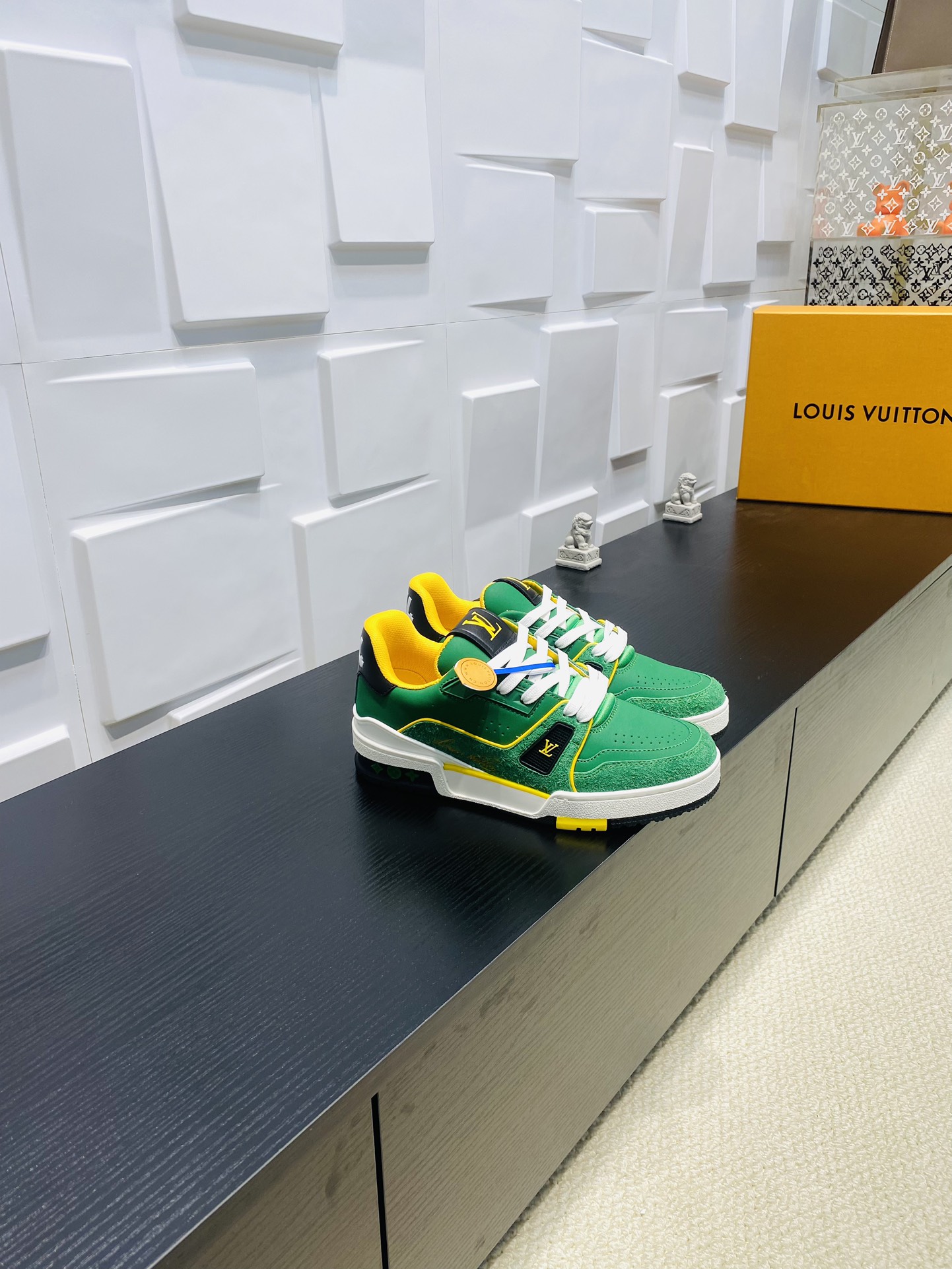 NO:163988,Top version P LV TARINE Louis Vuitton x Tyler Co-branded Donkey Brand L Home Embossed Couple Model Casual Sports Shoes Skateboard Shoes Original Purchase and Development Louis Vuitton x Tyler Co-operated series launches LV Trainer Sports Shoes, continuing Virgil Abloh's classic design based on retro basketball shoes. The cowhide upper is integrated with Craggy Monogram embossed and Louis Vuitton logo to show Tyler's interesting reconstruction of Monogram patterns and brand elements. Exquisite packaging of the delivery counter Fabric: Original custom top layer cowhide Inner: Original custom breathable net Outsole: Original open-mode two-color TPU combination sole Sole thickness: 3CM Size: Women's model 35-40 /  Men's 38-46, casual shoes/sports shoes, louis vuitton, louis vuitton, louis vuitton, louis vuitton, louis vuitton, sneakers, cowhide19860909顶级版本 P LV TARINE路易威登x Tyler 联名款 驴牌 L家 压花 情侣款 休闲 运动鞋 滑板鞋 原版购入开发 路易威登 x Tyler 合作系列推出 LV Trainer 运动鞋,延续 Virgil Abloh 基于复古篮球鞋创作的经典设计.牛皮革鞋面融入 Craggy Monogram 压纹和路易威登标识,展现 Tyler 对 Monogram 图案和品牌元素的趣味重构 配送专柜精美包装 面料: 原版定制头层牛皮 内里: 原版定制透气网里 大底: 原版开模双色TPU组合大底 底厚: 3CM Size: 女款35-40 / 男款38-46,休闲鞋/运动鞋,louis vuitton,louis vuitton,louis vuitton,louis vuitton,sneakers,cowhide,Women's Shoes