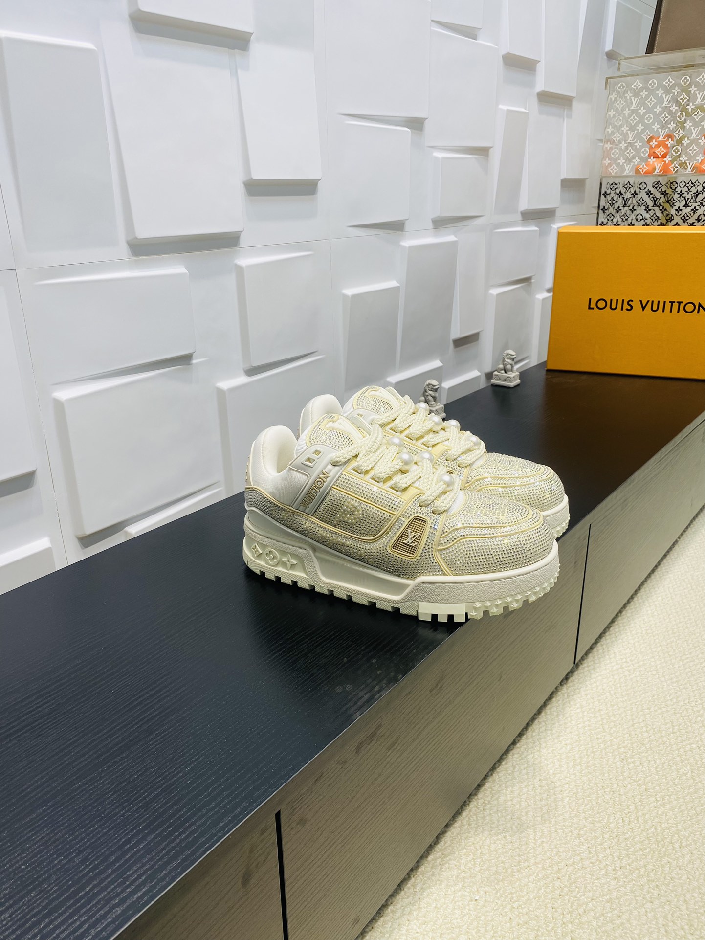 NO:163991,Top version Full Diamond (Buddha goods LV donkey brand L's latest catwalk model, fat dusk, chubby Trainer bread shoes, skateboard shoes, casual couples style, sneakers, DIY beads, Louis vuitton, spring, summer, autumn and winter fashion style, this pair of 
