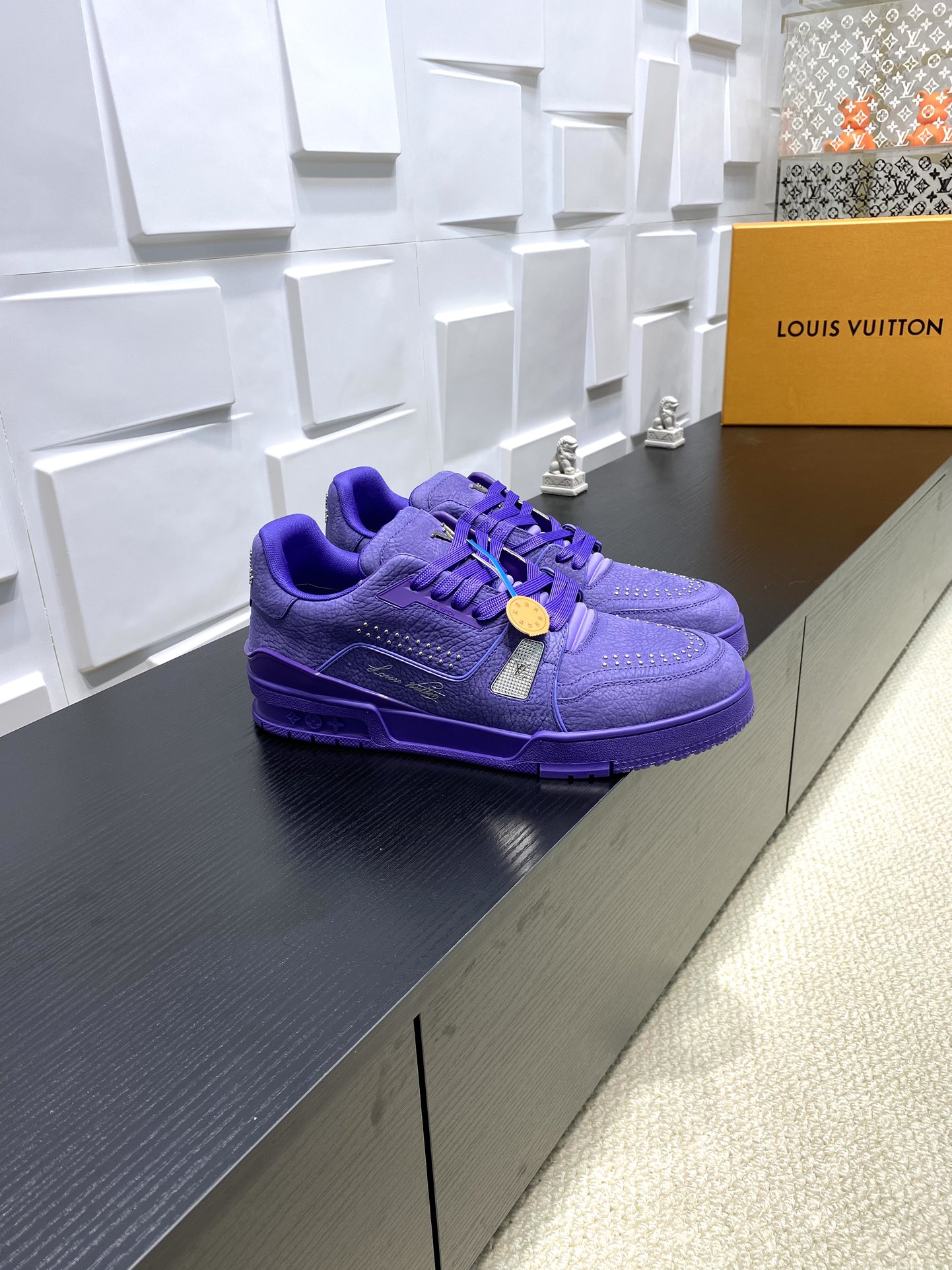 NO:164000,Top version P LV TARINE Louis Vuitton x Tyler Co-branded Donkey Brand L Home Embossed Couple Model Casual Sports Shoes Skateboard Shoes Original Purchase and Development Louis Vuitton x Tyler Co-operated series launches LV Trainer Sports Shoes, continuing Virgil Abloh's classic design based on retro basketball shoes. The cowhide upper is integrated with Craggy Monogram embossed and Louis Vuitton logo to show Tyler's interesting reconstruction of Monogram patterns and brand elements. Exquisite packaging of the delivery counter Fabric: Original custom first layer cowhide Inner: Original custom breathable net Outsole: Original open-mode two-color TPU combination sole Sole thickness: 3CM Size:  Men's 38-46, casual shoes/sports shoes, louis vuitton, louis vuitton, louis vuitton, louis vuitton, louis vuitton, sneakers, cowhide19860909顶级版本 P LV TARINE路易威登x Tyler 联名款 驴牌 L家 压花 情侣款 休闲 运动鞋 滑板鞋 原版购入开发 路易威登 x Tyler 合作系列推出 LV Trainer 运动鞋,延续 Virgil Abloh 基于复古篮球鞋创作的经典设计.牛皮革鞋面融入 Craggy Monogram 压纹和路易威登标识,展现 Tyler 对 Monogram 图案和品牌元素的趣味重构 配送专柜精美包装 面料: 原版定制头层牛皮 内里: 原版定制透气网里 大底: 原版开模双色TPU组合大底 底厚: 3CM Size: 男款38-46,休闲鞋/运动鞋,louis vuitton,louis vuitton,louis vuitton,louis vuitton,sneakers,cowhide,Women's Shoes