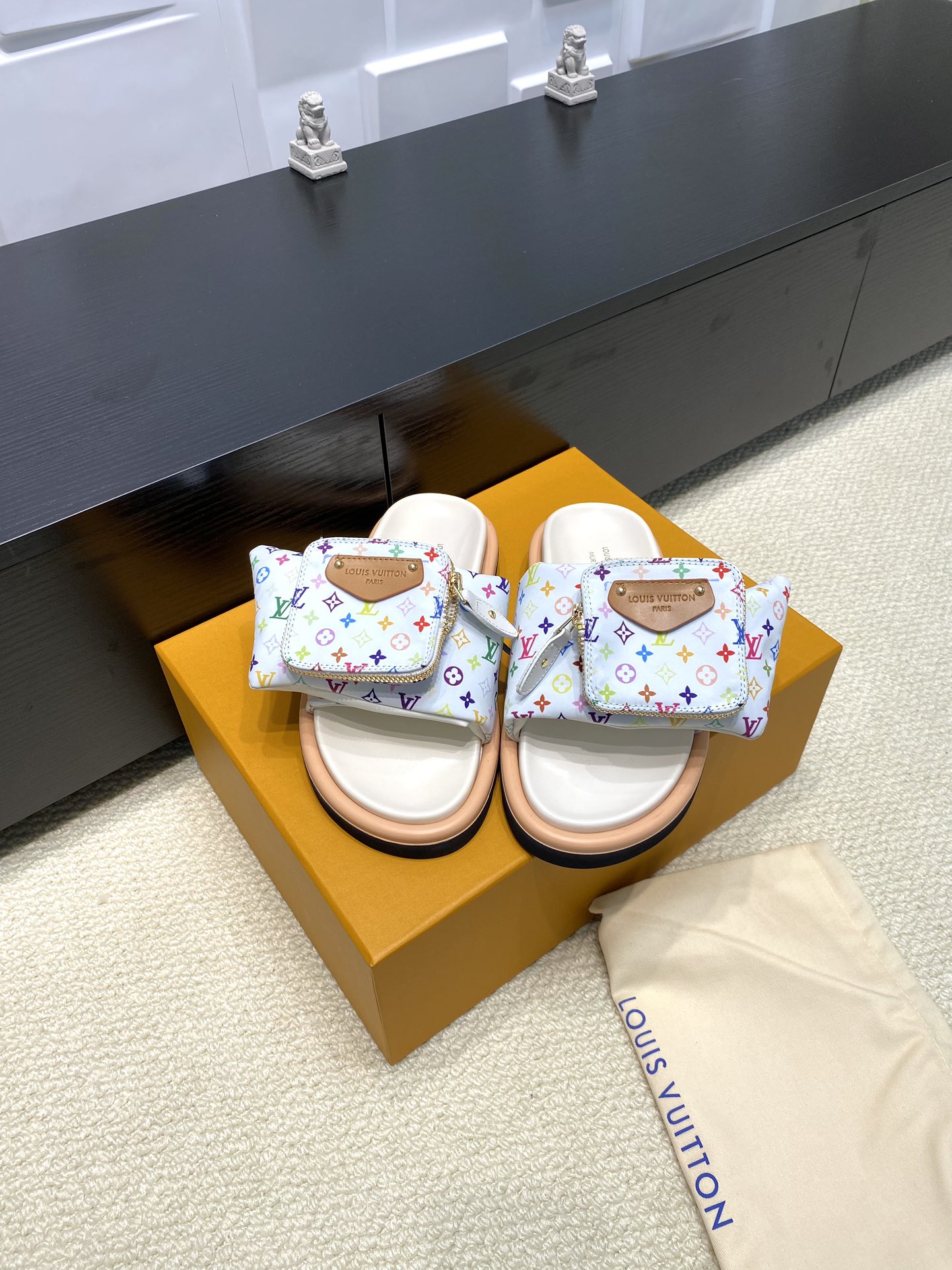 NO:164040,Top version LV x TM Murakami Takashi Co-branded model Black and white tri-color Velcro wallet bread Flat sandals Original purchase and development Made this model Pool Pillow Comfort sandals are from the cross-border collaboration series of Louis Vuitton and Japanese artist Takashi Murakami, which uses bright Monogram patterns to highlight the iconic colorful colors of the artist's pen. The wide-lined Velcro shoelaces with zipper bags release the attention of personality, tough insoles and lightweight outsoles to create a comfortable experience. The delivery counter is exquisitely packaged Fabric: Original customized technology fabric fabric Sole original open mold rubber foam sole 4CM thick sole Size: Women's 35-40 Men's 39-45, slippers, louis vuitton, louis vuitton, slippers, wallets19860909顶级版本 LV x TM村上隆 联名款 黑白三彩 魔术贴 钱包 面包 平底凉拖鞋 原版购入开发 做货 本款 Pool Pillow Comfort 凉拖出自路易威登与日本艺术家村上隆的跨界合作系列,以明丽 Monogram 图案彰显艺术家笔下标志性的缤纷色彩.配有拉链袋的宽幅加衬魔术贴鞋带释放瞩目个性,韧性鞋垫和轻盈凸纹外底成就舒适体验 配送专柜精美包装 面料:原版定制科技织物面料 鞋底原版开模橡胶发泡大底 底厚4CM Size: 女款35-40男39-45,拖鞋,louis vuitton,louis vuitton,slippers,wallets,Women's Shoes