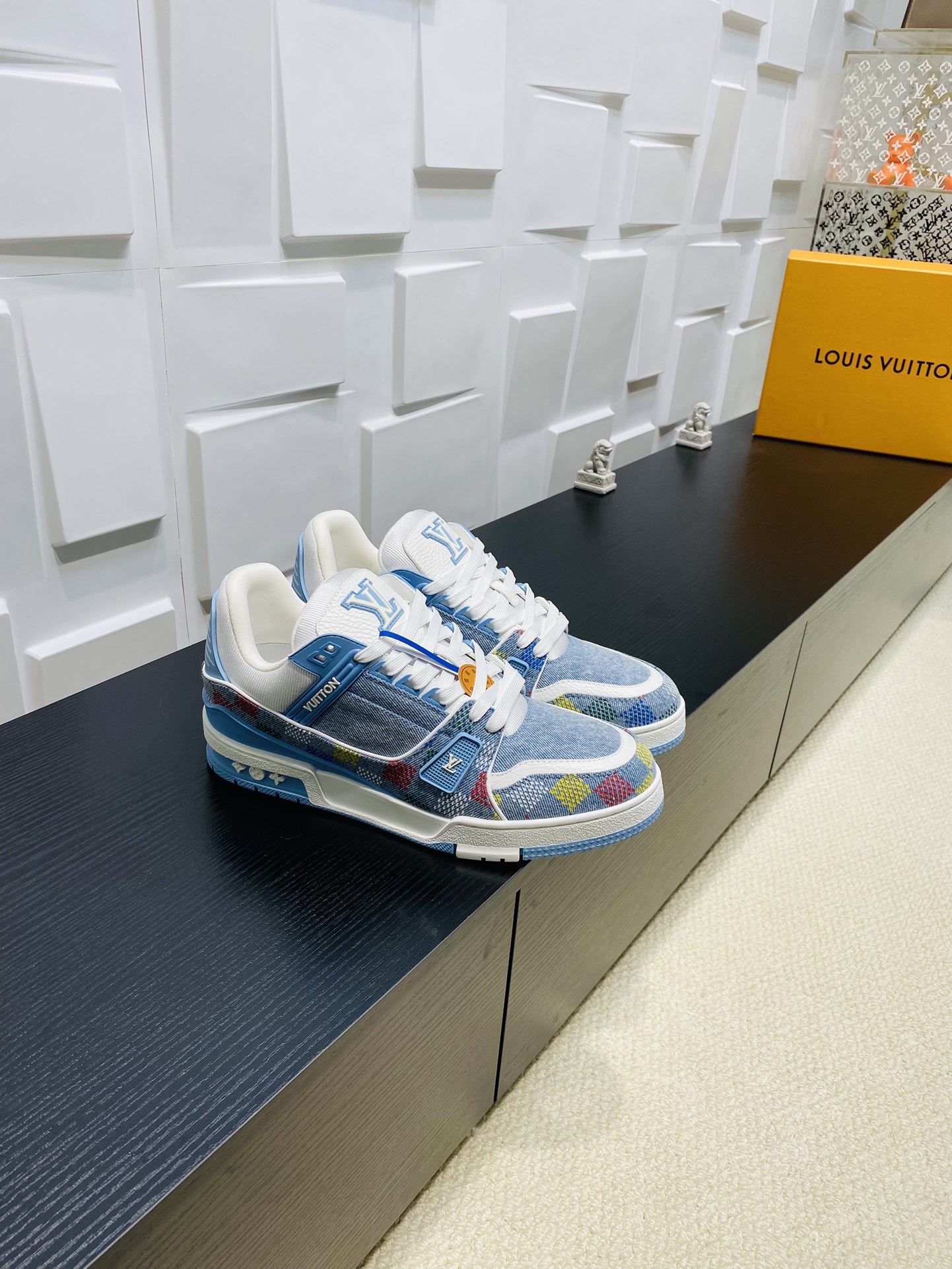 NO:229258,Top version LV Louis Vuitton L Home Donkey Trainer Series Couple Style Casual Sports Shoes Skateboard Shoes Original Purchase and Development Made Production This LV Trainer Sports Shoes are designed by Denning cloth men's art director Pharrell Williams. The craftsmanship upper is decorated with rubber Vuitton logo and LV letters, and then the delicate outsole is lit with Monogram flowers. The original configuration is inspired by Virgil Abloh, showing the inspiration of retro basketball shoes. Delivery exquisite packaging. Fabric: Original custom imported denim denim lining: Original custom breathable net lining: Original open mold-proof TPU combination sole Thickness: 3CM Size:  Women's 35-41 / Men's 38-46, casual shoes/sports shoes, louis vuitton, louis vuitton, louis vuitton, versace, louis vuitton, sneakers19860909顶级版本 LV 路易威登L家 驴牌 Trainer系列 情侣款 休闲 运动鞋 滑板鞋 原版购入开发 做货 本款 LV Trainer 运动鞋为丹宁布铺陈男装艺术总监 Pharrell Williams 设计的 LVers Damier 图案,于工致鞋面融入橡胶 Vuitton 标识和 LV 字母,再以 Monogram 花卉点亮细腻外底.原版构型出自 Virgil Abloh 之手,展现复古篮球鞋的灵感启发 配送精美包装 面料: 原版定制进口丹宁牛仔 内里: 原版定制透气网里 大底: 原版开模防滑TPU组合大底 底厚: 3CM Size: 女款35-41 / 男款38-46,休闲鞋/运动鞋,louis vuitton,louis vuitton,louis vuitton,versace,louis vuitton,sneakers,Women's Shoes