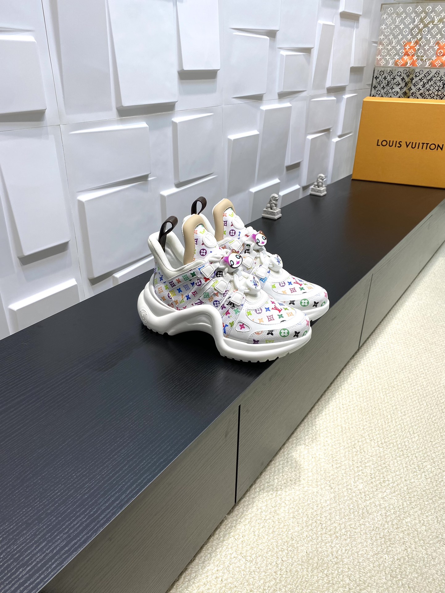 NO:229261,Top version Louis Vuitton Murakami Takashi LV donkey brand L family Archlight classic dad shoes DIY decoration animal pattern arch bridge sports shoes space shoes original purchase and development Original purchase and development Original purchase and development This model LV Archlight sneakers are made from Nicolas Ghesquière and are cut into interesting configurations. Double laces are embellished with Louis Vuitton logo beads. The wide tongue and wavy outsole establish recognition, both of which are decorated with LV Circle logo. Monogram canvas rear straps perfect details. The delivery counter is exquisitely packaged. Fabric: original imported cowhide, original custom soft sheepskin lining, sole original open mold genuine U-shaped arch bridge outsole, sole 5CM thick  Size: Women's 35-41, casual shoes/sports shoes, christian louboutin, louis vuitton, louis vuitton, louis vuitton, louis vuitton, louis vuitton, louis vuitton, louis vuitton, sneakers, cowhide, sheepskin19860909顶级版本 Louis Vuitton 村上隆联名款 LV驴牌L家Archlight经典 老爹鞋 DIY装饰 动物图案 拱桥 运动鞋 太空鞋 原版购入开发 做货 原版购入开发 做货 本款 LV Archlight 运动鞋出自 Nicolas Ghesquière 之手,以牛皮革裁成妙趣构型.双鞋带点缀路易威登标识串珠.宽大鞋舌和波浪形外底树立辨识度,二者均饰有 LV Circle 标识.Monogram 帆布后袢带完善细节 配送专柜精美包装 面料:原版进口头层牛皮 内里原版定制柔软羊皮里 鞋底原版开模正版U型拱桥大底 底厚5CM Size:女款35-41,休闲鞋/运动鞋,christian louboutin,louis vuitton,louis vuitton,louis vuitton,louis vuitton,louis vuitton,sneakers,cowhide,sheepskin,Women's Shoes