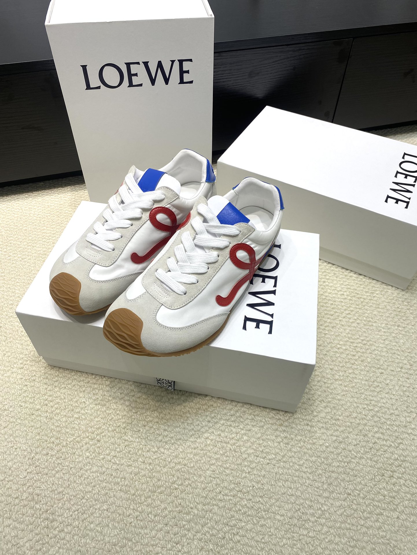 NO:229267,Top version, button 20 size: 35-43 (44 customized, no return or replacement) LOEWE second-generation Ballet Runner upgrade 2.0 to shock the foot world, 2025 early spring Ballet Runner 2.0 ballet sneakers Forrest Gump shoes De training shoes Asymmetric toe style, as the iconic design of LOEWE original BALLET RUNNER2.0 Loeway’s iconic design, super soft, light and flexible sole · New wavy textured rubber outsole, extending to the toe · Upgraded soft leather lining and footbed to provide maximum comfort  ·The heel has a 3D injection rubber LOEWE logo, paired with an upgraded sole, giving this shoe a retro and elegant interpretation, and incorporates a modern feel and LOEWE unique style, casual shoes/sports shoes, loewe, loewe, loewe, sneakers19860909顶级版本 扣子20 size: 35-43 (44定做不退不换) LOEWE罗意威二代Ballet Runner升级2.0给足界一些震撼,2025早春Ballet Runner 2.0芭蕾运动鞋阿甘鞋德训鞋 不对称鞋头造型,作为LOEWE原版BALLET RUNNER2.0罗意威的标志性设计,超柔软、轻便且灵活的鞋底 ·新的波浪纹理橡胶外底,延伸至鞋头 ·升级的柔软皮革内衬和鞋床,提供最大舒适感 ·后跟有3D注塑橡胶LOEWE徽标基础上,搭配升级的鞋底,赋予这款鞋复古优雅的诠释,并融入了现代感和LOEWE罗意威独特的风格,休闲鞋/运动鞋,loewe,loewe,sneakers,Women's Shoes