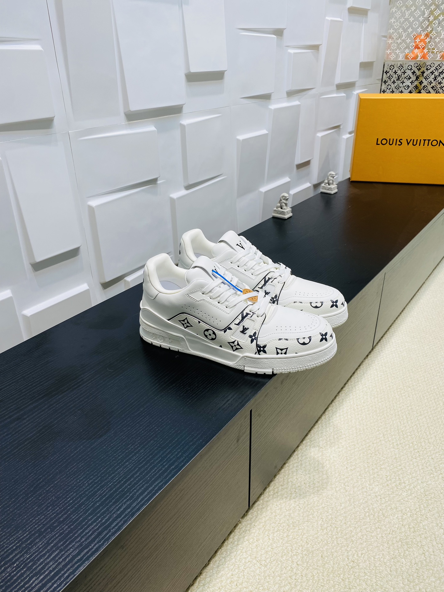 NO:229271,Top version P LV TARINE Louis Vuitton x Tyler Co-branded Donkey Brand L Home Embossed Couple Model Casual Sports Shoes Skateboard Shoes Original Purchase and Development Louis Vuitton x Tyler Co-operated series launches LV Trainer Sports Shoes, continuing Virgil Abloh's classic design based on retro basketball shoes. The cowhide upper is integrated with Craggy Monogram embossed and Louis Vuitton logo to show Tyler's interesting reconstruction of Monogram patterns and brand elements. Exquisite packaging of the delivery counter Fabric: Original custom top layer cowhide Inner: Original custom breathable net Outsole: Original open-mode two-color TPU combination sole Sole thickness: 3CM Size: Women's model 35-41  Men's 38-46, casual shoes/sports shoes, louis vuitton, louis vuitton, louis vuitton, louis vuitton, louis vuitton, sneakers, cowhide19860909顶级版本P LV TARINE路易威登x Tyler 联名款 驴牌 L家 压花 情侣款 休闲 运动鞋 滑板鞋 原版购入开发 路易威登 x Tyler 合作系列推出 LV Trainer 运动鞋,延续 Virgil Abloh 基于复古篮球鞋创作的经典设计.牛皮革鞋面融入 Craggy Monogram 压纹和路易威登标识,展现 Tyler 对 Monogram 图案和品牌元素的趣味重构 配送专柜精美包装 面料: 原版定制头层牛皮 内里: 原版定制透气网里 大底: 原版开模双色TPU组合大底 底厚: 3CM Size: 女款35-41 男款38-46,休闲鞋/运动鞋,louis vuitton,louis vuitton,louis vuitton,louis vuitton,sneakers,cowhide,Women's Shoes