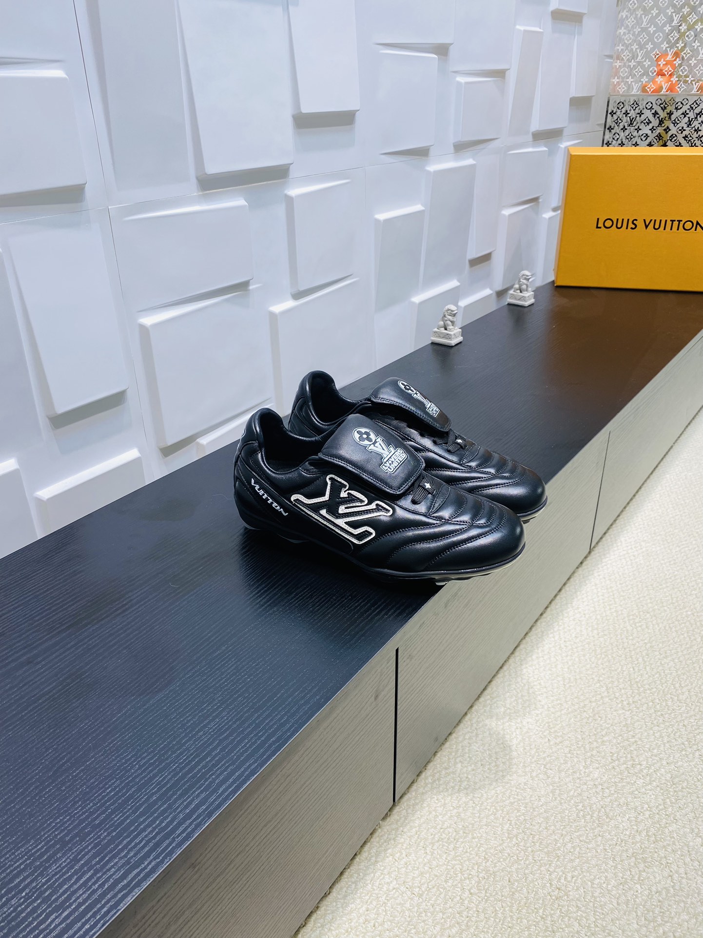 NO:229274,Top version of couples LV Louis Vuitton L Home Donkey Brand Latest Footprint Series Couple models Football sports shoes Casual running shoes Original purchase and development Making products This Footprint Soccer sneakers were unveiled at the 2025 Spring and Summer Fashion Show. It is the first sneaker designed by Pharrell Williams for football. The shoes are inspired by football sports that spans generations and culture, echoing the theme of unity and participation of the 2025 Spring and Summer Fashion Show. The shoes are known for their smooth design, with dynamic IV Initials logo on the sides, and the tongue is embellished with Lvers United badges inspired by the football team, and the sole of the footprint rubber sole is decorated with a variety of Louis Vuitton logos. The delivery counter is exquisitely packaged. Fabric: original imported cowhide leather Inner original custom soft sheepskin sole original open mold two-color TPU combination sole, sole thickness 3.5CM Size: women's 35-41 / men's 39-45, casual shoes/sports shoes, louis vuitton, louis vuitton, louis vuitton, versace, louis vuitton, sneakers, cowhide, sheepskin19860909顶级版本情侣款 LV路易威登L家 驴牌 最新Footprint系列 情侣款 足球运动鞋 休闲 跑鞋 原版购入开发 做货 这款 Footprint Soccer 运动鞋于2025春夏系列时装展中亮相,是Pharrell Williams 首次以足球鞋为灵感设计的运动鞋.鞋款的灵感来自跨越世代和文化的足球运动,呼应2025春夏系列时装展团结一致、全民参与的主题.鞋款以流丽的设计著称,侧面以富动感的IV Initials标志点缀,鞋舌缀有灵感来自足球队伍的Lvers United徽章,而脚掌纹橡胶鞋底饰有多款路易威登标志 配送专柜精美包装 面料:原版进口头层牛皮 内里原版定制柔软羊皮里 鞋底原版开模双色TPU组合底 底厚3.5CM Size:女款35-41 / 男款39-45,休闲鞋/运动鞋,louis vuitton,louis vuitton,louis vuitton,versace,louis vuitton,sneakers,cowhide,sheepskin,Women's Shoes