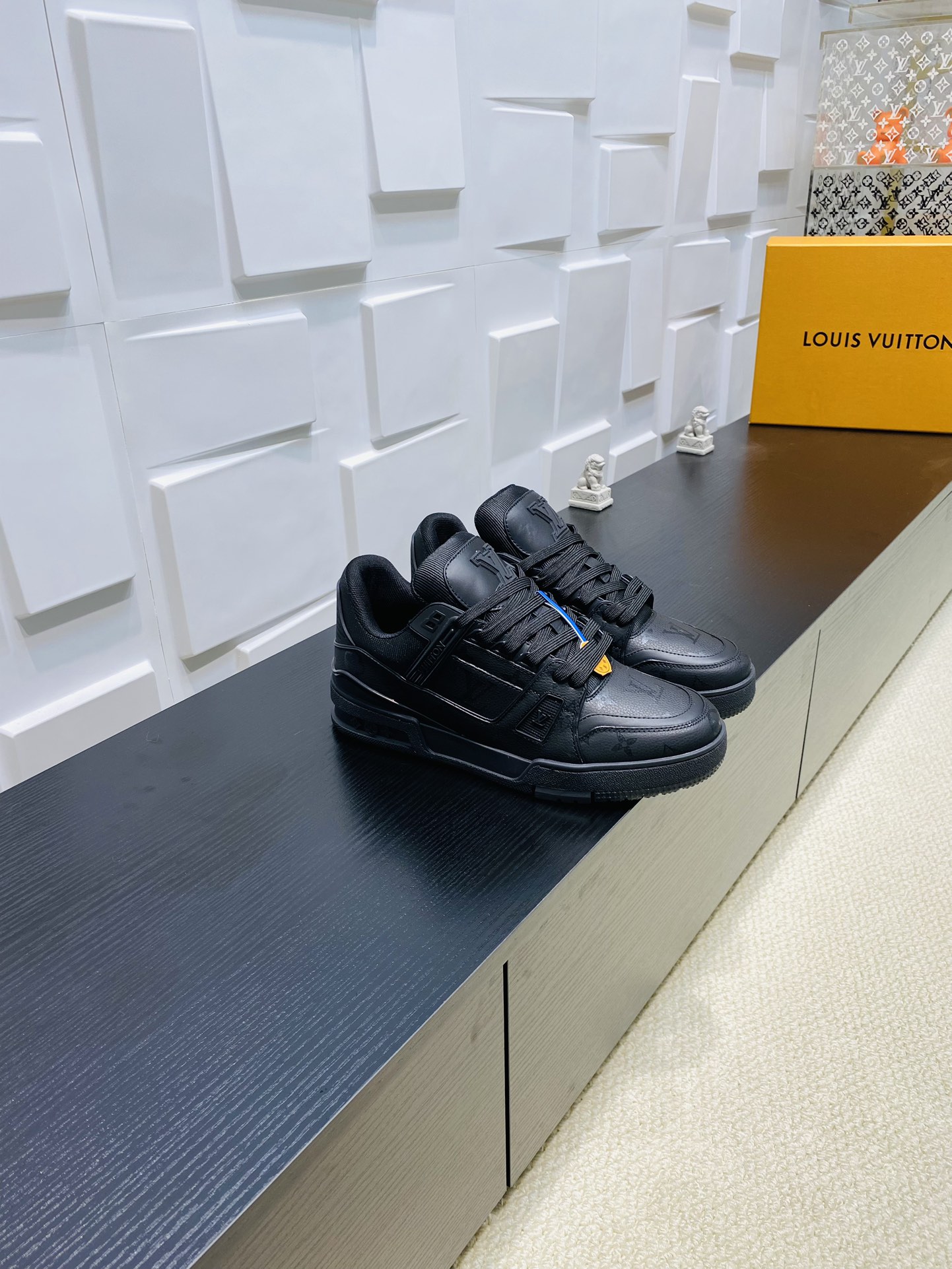 NO:225683,Top version P LV TARINE Louis Vuitton x Tyler Co-branded Donkey Brand L Home Embossed Couple Model Casual Sports Shoes Skateboard Shoes Original Purchase and Development Louis Vuitton x Tyler Co-operated series launches LV Trainer Sports Shoes, continuing Virgil Abloh's classic design based on retro basketball shoes. The cowhide upper is integrated with Craggy Monogram embossed and Louis Vuitton logo to show Tyler's interesting reconstruction of Monogram patterns and brand elements. Exquisite packaging of the delivery counter Fabric: Original custom-made top layer cowhide Inner: Original custom breathable net Outsole: Original open-mode two-color TPU combination sole Sole thickness: 3CM Size: Women's model 35-41  Men's 38-46, casual shoes/sports shoes, louis vuitton, louis vuitton, louis vuitton, louis vuitton, louis vuitton, sneakers, cowhide19860909顶级版本P LV TARINE路易威登x Tyler 联名款 驴牌 L家 压花 情侣款 休闲 运动鞋 滑板鞋 原版购入开发 路易威登 x Tyler 合作系列推出 LV Trainer 运动鞋,延续 Virgil Abloh 基于复古篮球鞋创作的经典设计.牛皮革鞋面融入 Craggy Monogram 压纹和路易威登标识,展现 Tyler 对 Monogram 图案和品牌元素的趣味重构 配送专柜精美包装 面料: 原版定制头层牛皮 内里: 原版定制透气网里 大底: 原版开模双色TPU组合大底 底厚: 3CM Size: 女款35-41 男款38-46,休闲鞋/运动鞋,louis vuitton,louis vuitton,louis vuitton,louis vuitton,sneakers,cowhide,Women's Shoes