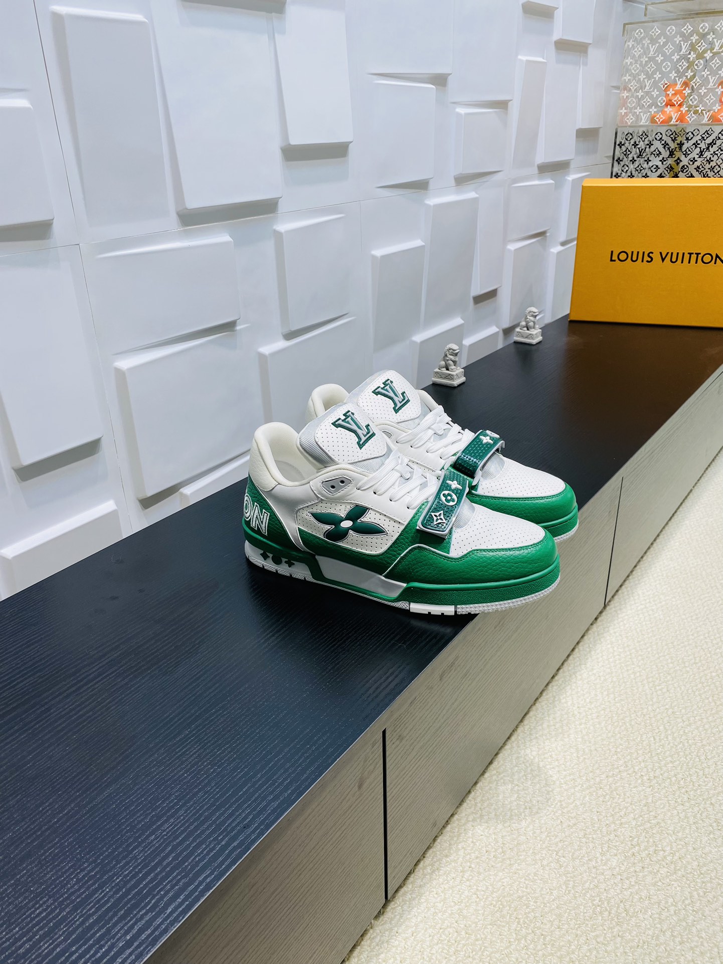 NO:225689,Top version LV Louis Vuitton L Home Donkey Trainer Series Velcro Four-leaf Crocodile Casual Sports Shoes Skateboard Shoes Original Purchase Products Original Purchase Products This LV Trainer Sports Shoes are made of smooth cowhide-perforated leather, cleverly interpreting the inspiration of retro basketball shoes. The complex upper continues the classic structure, Monogram floral and asymmetry Louis and Vuitton logos are divided into sides and rear, exquisite packaging for delivery counter Fabric: Original custom imported top layer cowhide Inner: Original custom breathable net Outsole: Original open mold-proof TPU combination sole Thickness: 3CM Size: Men's 38-46, casual shoes/sports shoes, louis vuitton, louis  vuitton, louis vuitton, louis vuitton, louis vuitton, sneakers, cowhide19860909顶级版本 LV 路易威登L家 驴牌 Trainer系列 魔术贴 四叶草 休闲 运动鞋 滑板鞋 原版购入开发 做货 原版购入开发 做货 本款 LV Trainer 运动鞋为光滑牛皮革融入工致穿孔,巧妙演绎复古篮球鞋的灵感探索.繁复鞋面延续经典结构,Monogram 花卉和不对称 Louis 与 Vuitton 标识分饰侧面和后部 配送专柜精美包装 面料: 原版定制进口头层牛皮 内里: 原版定制透气网里 大底: 原版开模防滑TPU组合大底 底厚: 3CM Size: 男款38-46,休闲鞋/运动鞋,louis vuitton,louis vuitton,louis vuitton,louis vuitton,louis vuitton,sneakers,cowhide,Women's Shoes