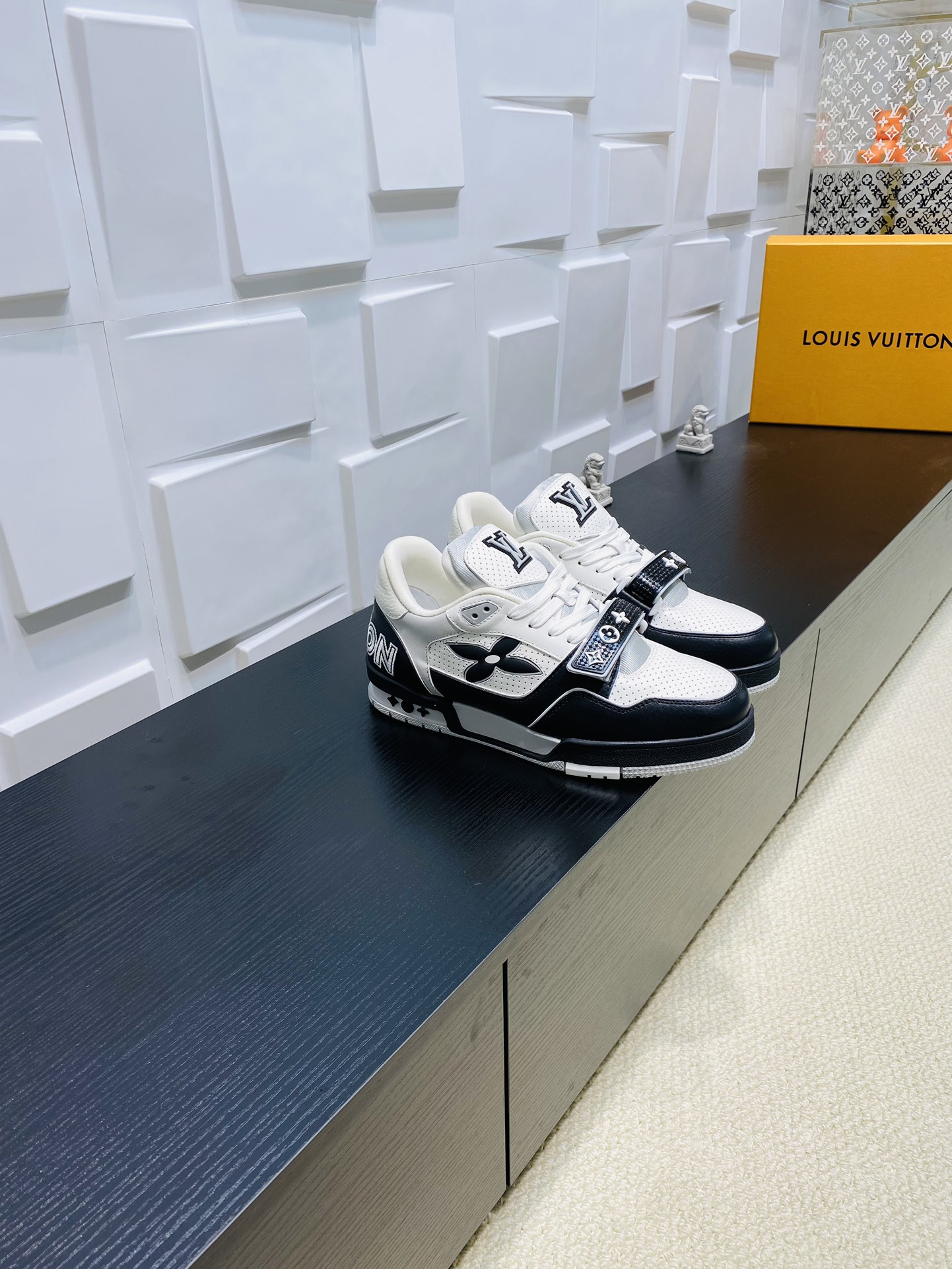 NO:225692,Top version LV Louis Vuitton L Home Donkey Trainer Series Velcro Four-leaf Crocodile Casual Sports Shoes Skateboard Shoes Original Purchase Products Original Purchase Products This LV Trainer Sports Shoes are made of smooth cowhide-perforated leather, cleverly interpreting the inspiration of retro basketball shoes. The complex upper continues the classic structure, Monogram floral and asymmetry Louis and Vuitton logos are divided into sides and rear, and the delivery counter is exquisitely packaged Fabric: Original custom imported top layer cowhide Inner: Original custom breathable net Outsole: Original open mold-proof TPU combination sole Thickness: 3CM Size: Women's 35-41 Men's 38-46, casual shoes/sports shoes, louis  vuitton, louis vuitton, louis vuitton, louis vuitton, louis vuitton, sneakers, cowhide19860909顶级版本 LV 路易威登L家 驴牌 Trainer系列 魔术贴 四叶草 休闲 运动鞋 滑板鞋 原版购入开发 做货 原版购入开发 做货 本款 LV Trainer 运动鞋为光滑牛皮革融入工致穿孔,巧妙演绎复古篮球鞋的灵感探索.繁复鞋面延续经典结构,Monogram 花卉和不对称 Louis 与 Vuitton 标识分饰侧面和后部 配送专柜精美包装 面料: 原版定制进口头层牛皮 内里: 原版定制透气网里 大底: 原版开模防滑TPU组合大底 底厚: 3CM Size: 女款35-41 男款38-46,休闲鞋/运动鞋,louis vuitton,louis vuitton,louis vuitton,louis vuitton,louis vuitton,sneakers,cowhide,Women's Shoes