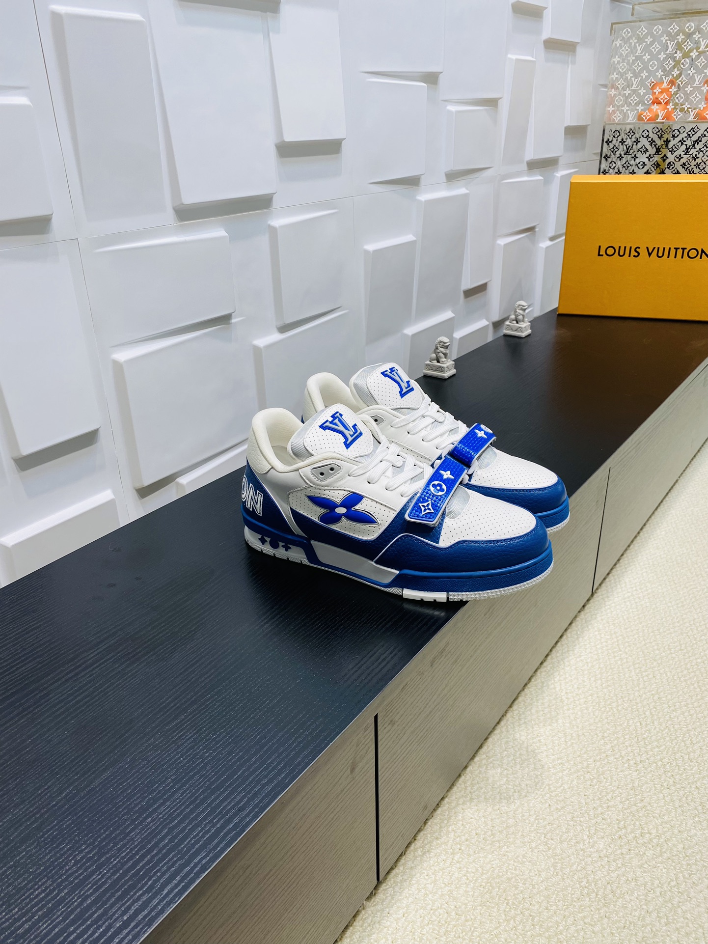 NO:225695,Top version LV Louis Vuitton L Home Donkey Trainer Series Velcro Four-leaf Crocodile Casual Sports Shoes Skateboard Shoes Original Purchase Products Original Purchase Products This LV Trainer Sports Shoes are made of smooth cowhide-perforated leather, cleverly interpreting the inspiration of retro basketball shoes. The complex upper continues the classic structure, Monogram floral and asymmetry Louis and Vuitton logos are divided into sides and rear, exquisite packaging for delivery counter Fabric: Original custom imported top layer cowhide Inner: Original custom breathable net Outsole: Original open mold-proof TPU combination sole Thickness: 3CM Size: Men's 38-46, casual shoes/sports shoes, louis vuitton, louis  vuitton, louis vuitton, louis vuitton, louis vuitton, sneakers, cowhide19860909顶级版本 LV 路易威登L家 驴牌 Trainer系列 魔术贴 四叶草 休闲 运动鞋 滑板鞋 原版购入开发 做货 原版购入开发 做货 本款 LV Trainer 运动鞋为光滑牛皮革融入工致穿孔,巧妙演绎复古篮球鞋的灵感探索.繁复鞋面延续经典结构,Monogram 花卉和不对称 Louis 与 Vuitton 标识分饰侧面和后部 配送专柜精美包装 面料: 原版定制进口头层牛皮 内里: 原版定制透气网里 大底: 原版开模防滑TPU组合大底 底厚: 3CM Size: 男款38-46,休闲鞋/运动鞋,louis vuitton,louis vuitton,louis vuitton,louis vuitton,louis vuitton,sneakers,cowhide,Women's Shoes