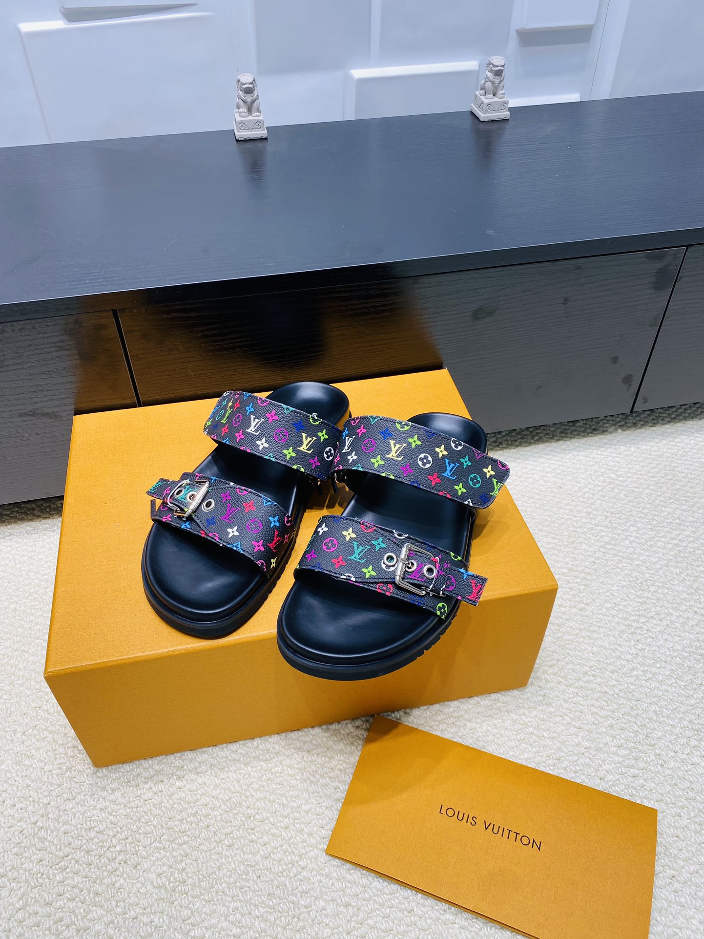 NO:225679,Top version of women's model LV Murakami Takashi Ljia Donkey Brand BOM DIA COMFORT series Velcro, denim, old flower, sandals, flat sandals, original purchase and development, made in this model Bom Dia Comfort flat sandals are classic Monogram canvas, paired with tough insoles and non-slip rubber outsoles, making the functional design reveals a trendy posture. One shoelace uses Velcro, the other can be adjusted by inscription buckle. Delivery counter exquisite packaging. Original imported head layer cowhide inner imported soft sheepskin. Original open molded anti-slip rubber material. Sole thickness 3CM Size: women's model 35-40 (customized 41), slippers, louis vuitton, louis vuitton, louis  vuitton, sandals, slippers, cowhide, sheepskin19860909顶级版本女款 LV村上隆联名 L家驴牌BOM DIA COMFORT系列 魔术贴 牛仔布 老花 凉鞋 平底凉拖鞋 原版购入开发 做货 本款 Bom Dia Comfort 平底凉拖选用经典 Monogram 帆布,搭配韧性鞋垫和防滑橡胶外底,令功能设计显露潮流姿态.一条鞋带采用魔术贴,另一条可通过铭纹搭扣调节 配送专柜精美包装 面料原版进口头层牛皮 内里原版进口柔软羊皮 鞋底原版开模防滑橡胶材质 底厚3CM Size:女款35-40（定制41）,拖鞋,louis vuitton,louis vuitton,louis vuitton,sandals,slippers,cowhide,sheepskin,Women's Shoes